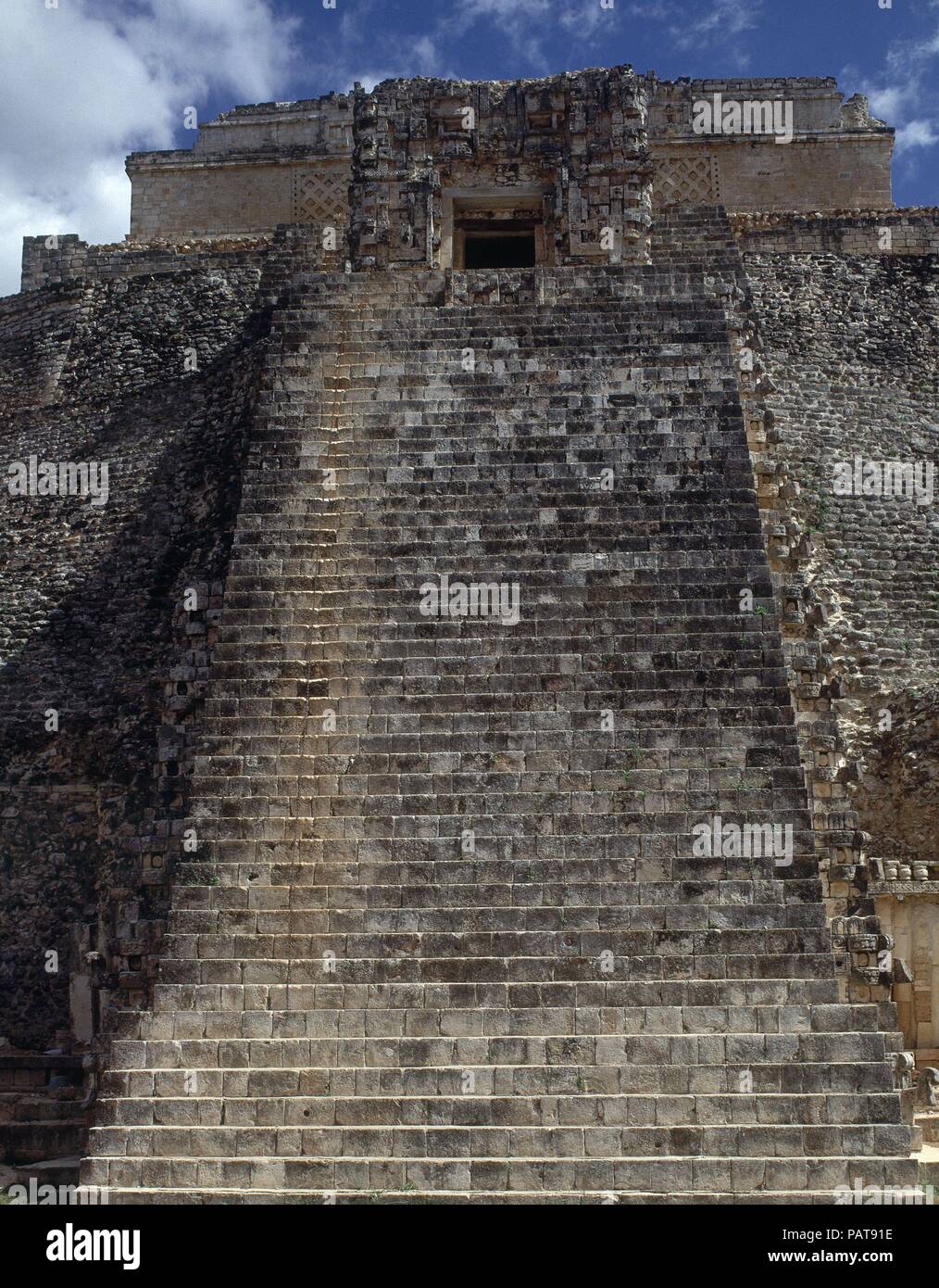 PIRAMIDE DEL ADIVINO FACHADA PONIENTE Cultura Maya. Lage PIRAMIDE