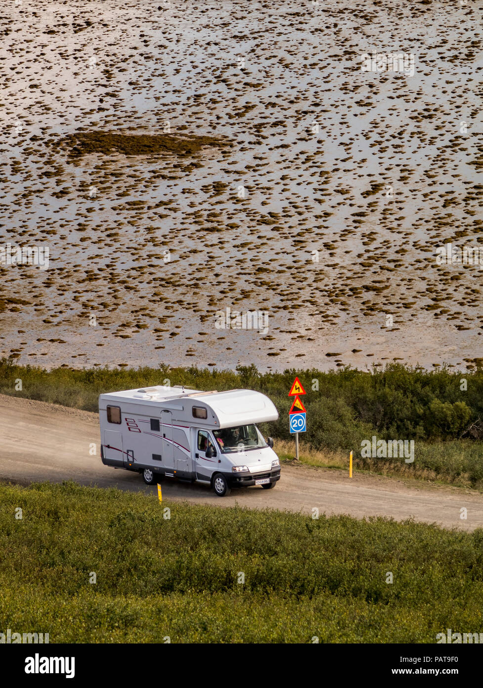 Freizeitfahrzeuge auf der Straße, Djupifjordur, Westfjorde, Island Stockfoto
