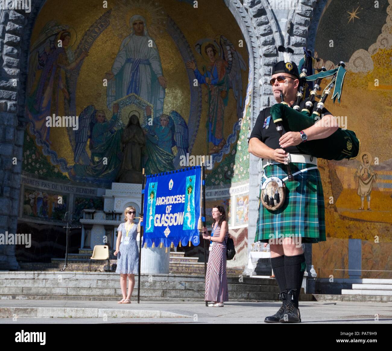 Ein Schottischer Dudelsackspieler spielt, bevor ein Mass für die Erzdiözese Glasgow in Lourdes Hautes Pyrenees, Frankreich Stockfoto