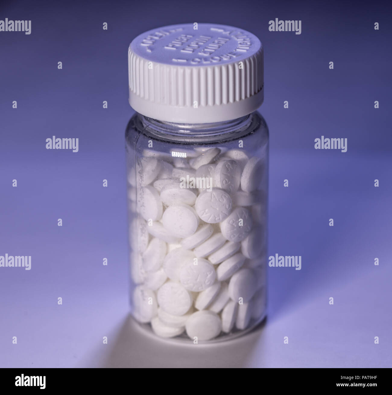 Flasche weißen aspirin Tabletten auf einem violetten Hintergrund Stockfoto