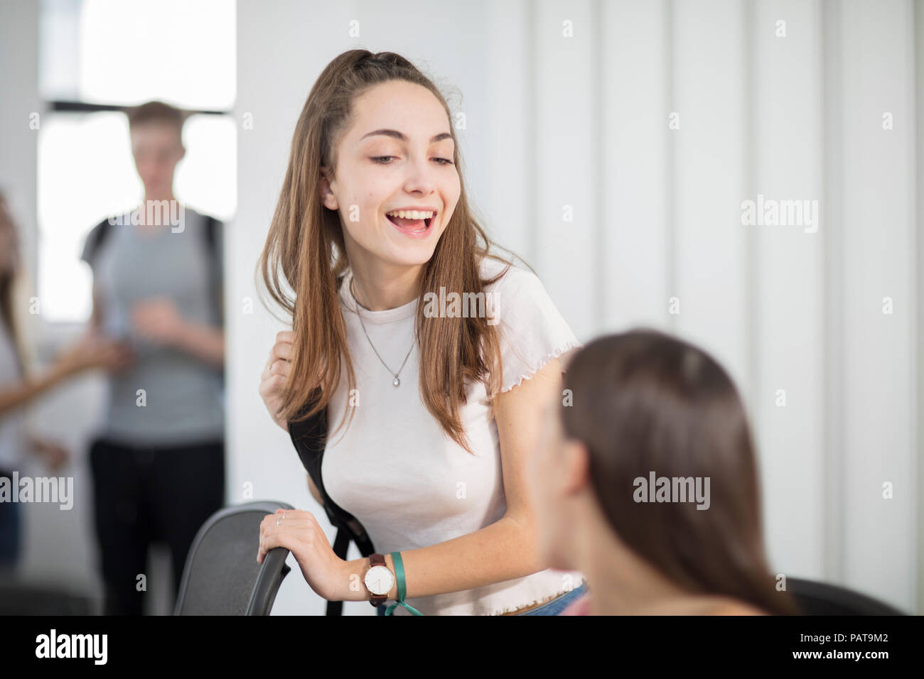 Mädchen im Teenager-Alter sprechen in der Klasse Stockfoto