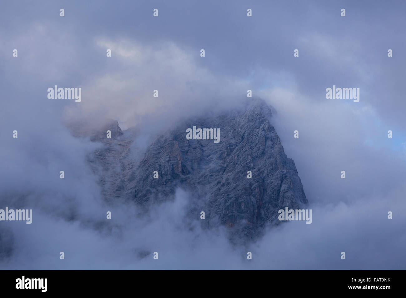 Österreich, Tirol, Wettersteingebirge, Zugspitze Massiv, Wetterspitzen und Wolken Stockfoto