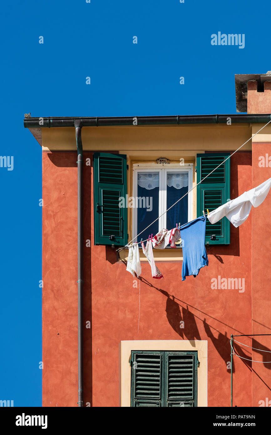 Buntes Haus detail und Wäscheleine, Camogli, Ligurien, Italien. Stockfoto