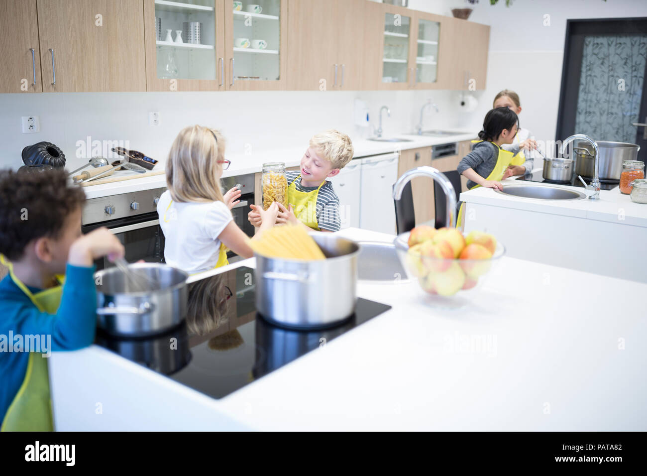 Schüler gemeinsam Kochen mit Kochkurs Stockfoto