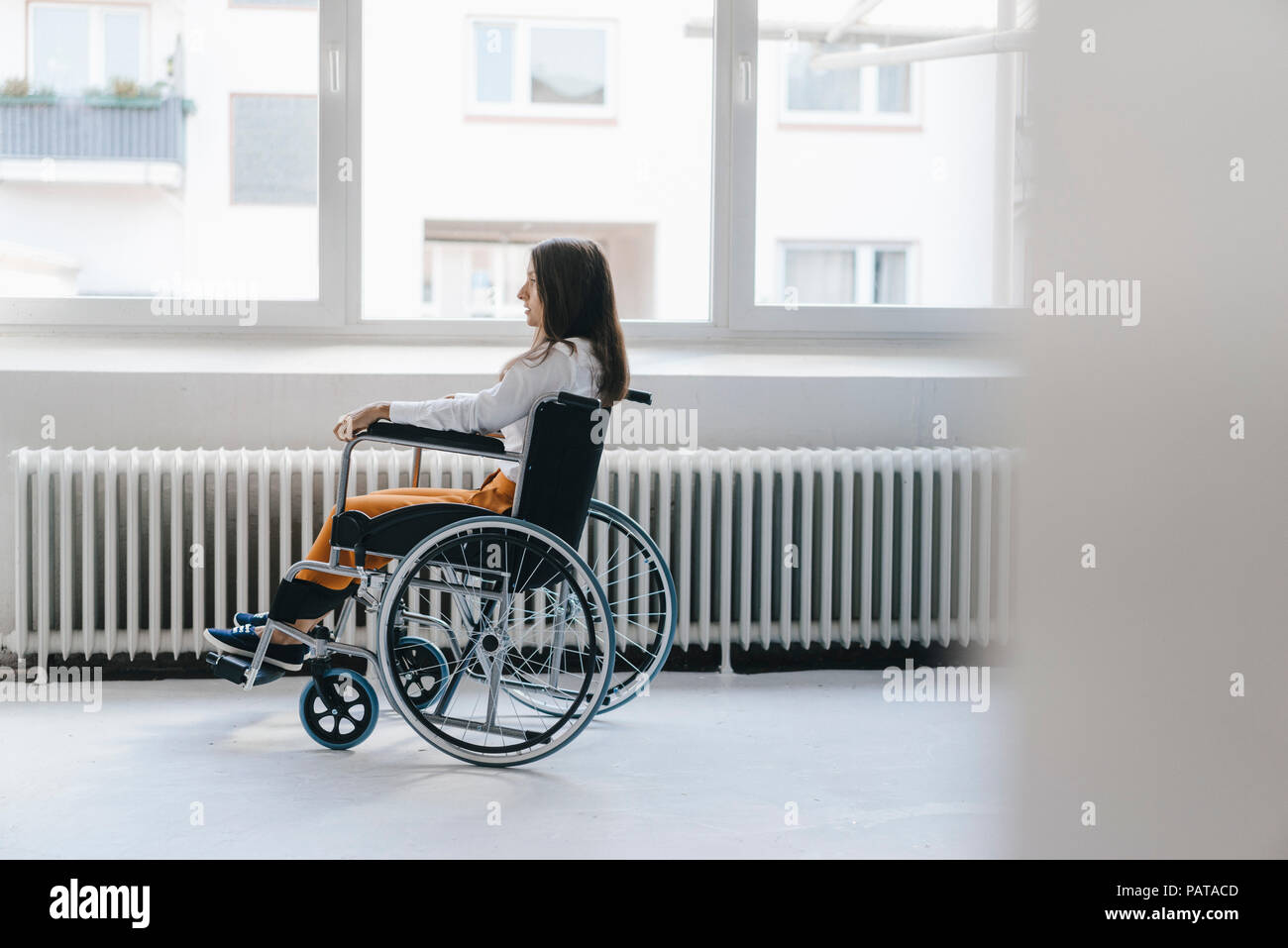 Junge behinderte Frau sitzt im Rollstuhl Stockfotografie Alamy