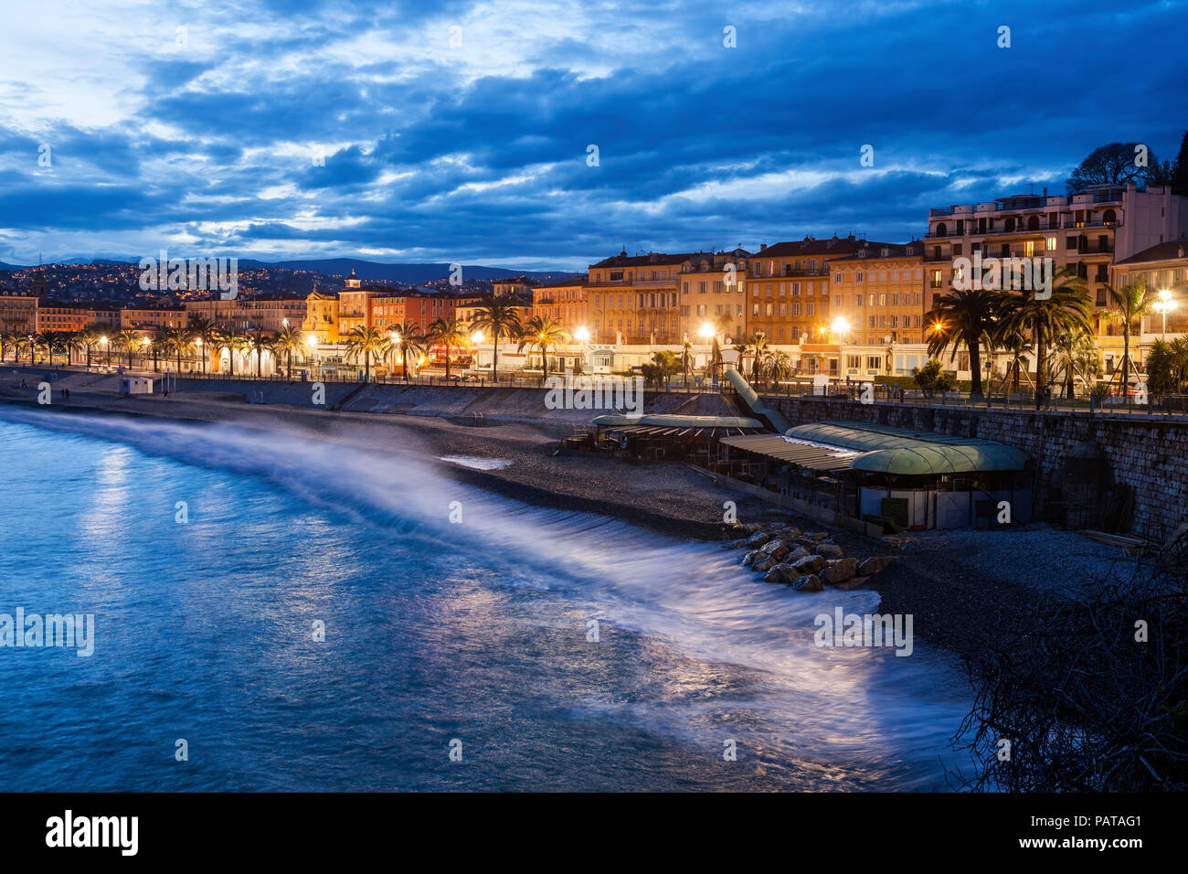 Frankreich, Provence-Alpes-Cote d'Azur, Nice, Blick auf die Stadt an der blauen Stunde Stockfoto