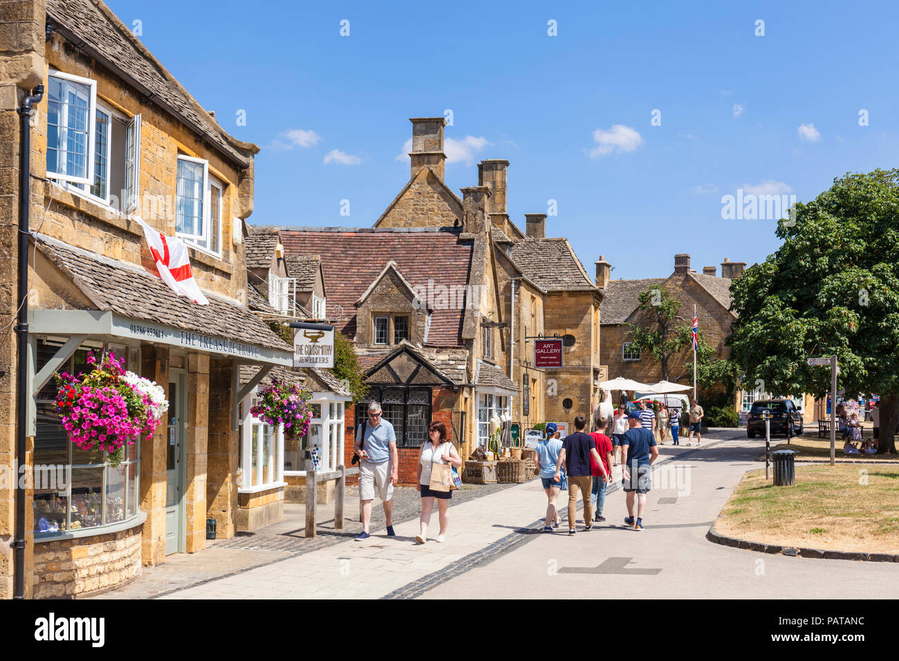 Cotswolds Village Broadway Leute gehen die High Street entlang in broadway High Street broadway uk Cotswolds Broadway Worcestershire England UK Stockfoto