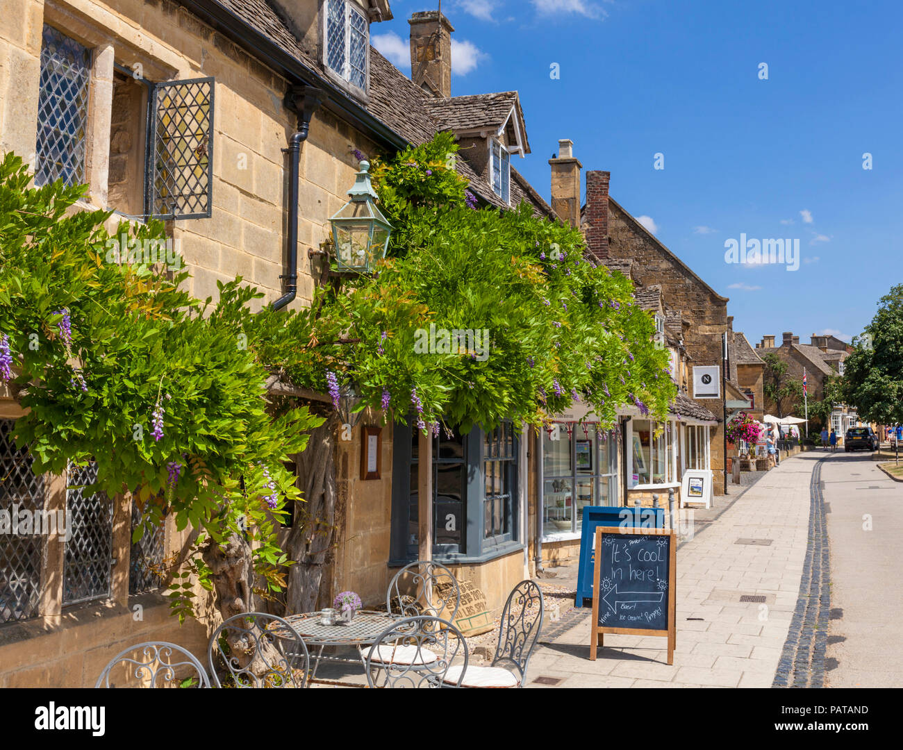 Cotswolds Village Cafe an der High Street in broadway uk The cotwolds Broadway Worcestershire England UK GB Europe Stockfoto