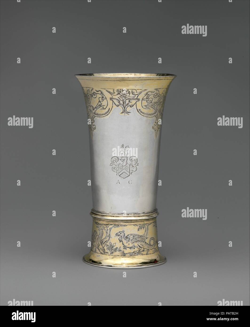 Footed Becher. Kultur: Ungarisch, Brassó. Abmessungen: Insgesamt: 5 3/16 x 2 7/8 in. (13,2 x 7,3 cm). Hersteller: Johannes (Hans) Retsch, Sr. (Master 1608, gestorben 1645). Datum: Erste Hälfte 17. Jahrhundert. Das Erzählen von Geschichten bestückt mit mythologischen Kreaturen - wie die auf der Basis dieser Becher Gravur - war ein beliebter Zeitvertreib bei gesellschaftlichen Anlässen. Teile von Siebenbürgen, der Heimat des Walachischen Fürsten Vlad III Impaler (1431-1476/77), die Inspiration für Bram Stocker's Dracula, wurden angeblich von Drachen und andere sehr gefährliche Kreaturen bewohnt, darunter Flügeldrachen und Leber - essen Adler t Stockfoto