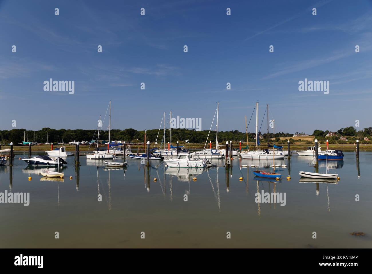 Segelboote auf dem Fluss Yar Yarmouth Isle of Wight Hampshire wider Stockfoto