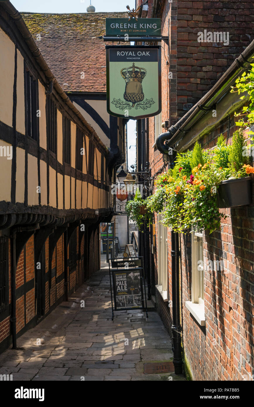 Royal Oak in Winchester, die als "die älteste Bar in England", Hampshire, neben Gott zeugte Haus Ansprüche. Stockfoto
