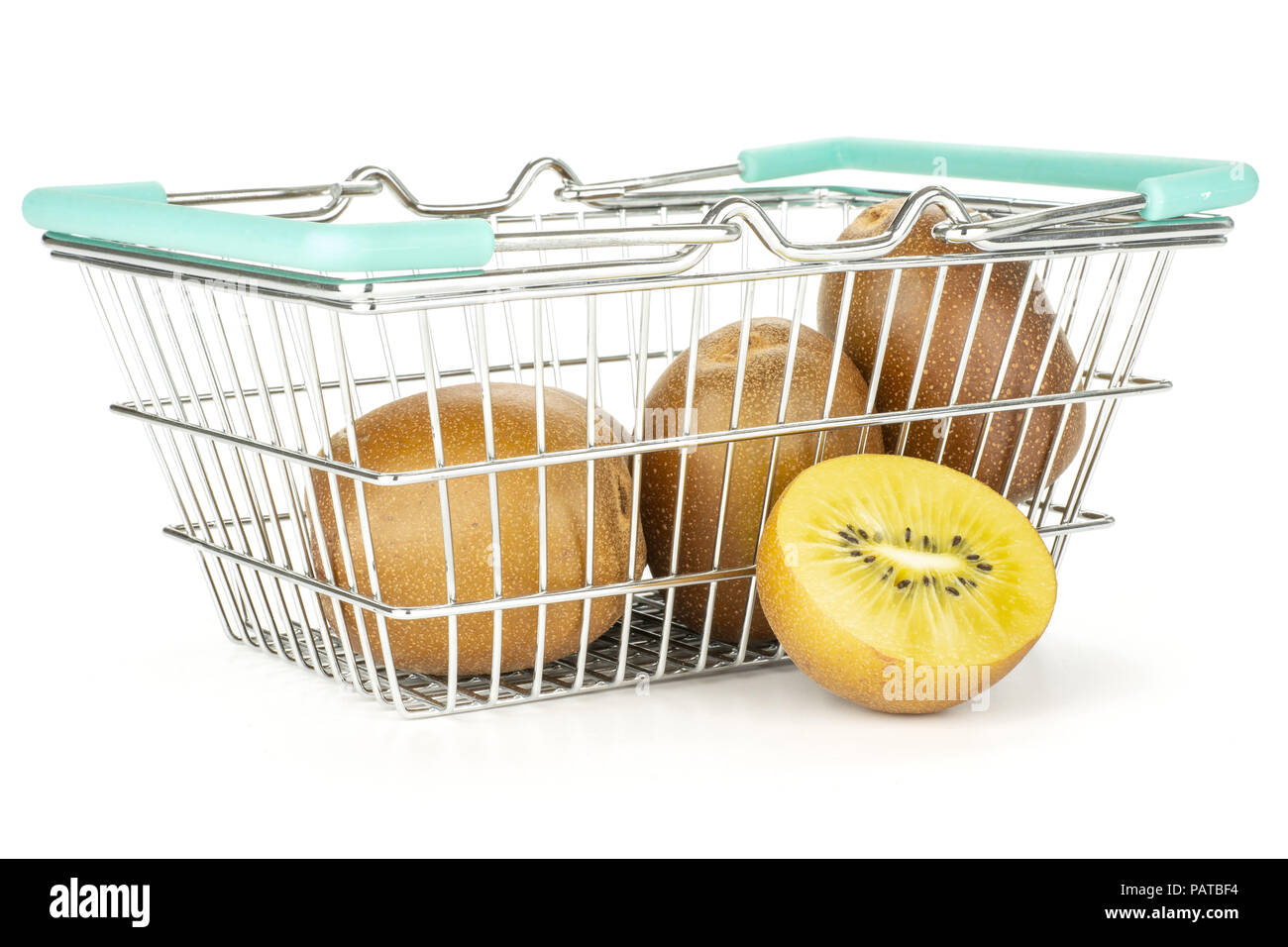 Gruppe von drei ganzen Hälfte der frischen Golden Brown Kiwi sungold Vielfalt in einem Shop Warenkorb auf weißen isoliert Stockfoto