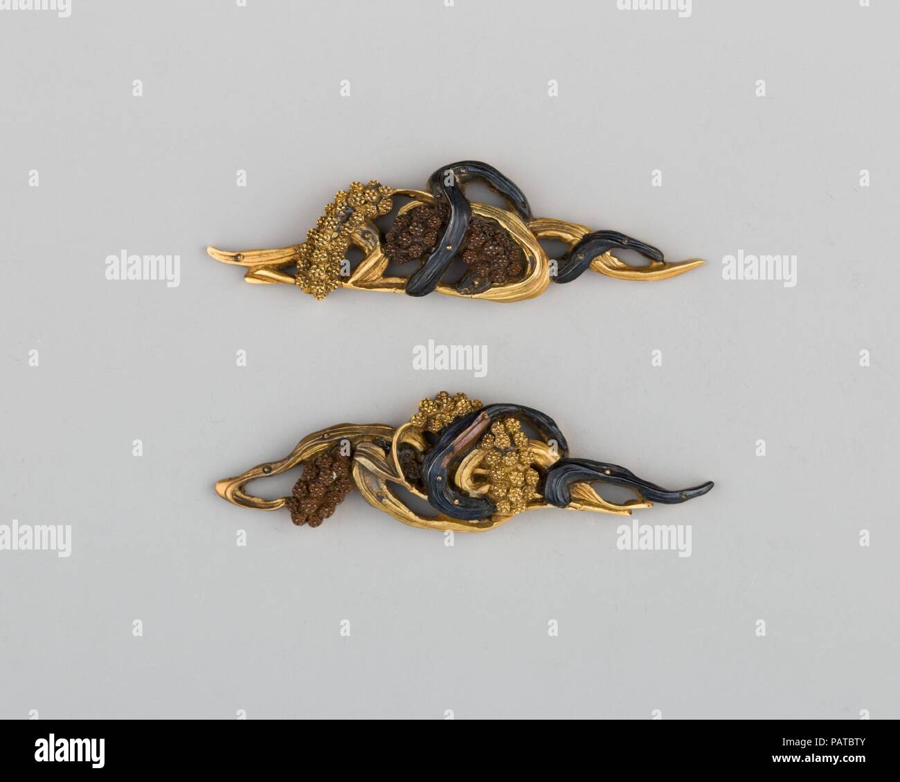 Paar Sword-Grip Ornamente (menuki). Kultur: Japanisch. Abmessungen: L. von jeweils 1 15/16 in. (4,9 cm); Wt. Jedes 0,3 oz. (8,5 g). Datum: 18. Museum: Metropolitan Museum of Art, New York, USA. Stockfoto