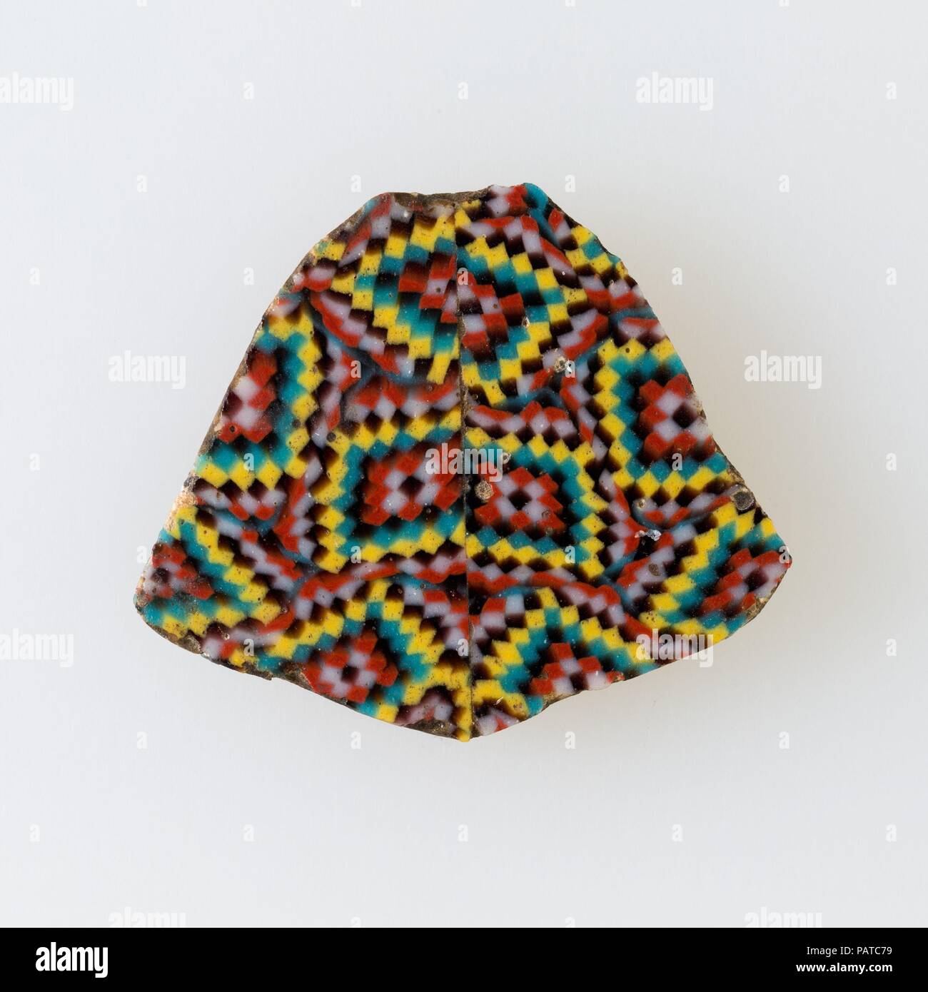 Inlay Fragment, kleine farbige Quadrate bilden ein Rautenmuster. Abmessungen: H. W. 3.1 × 3.6 cm (1 1/4 x 1 7/16 in.). Datum: 100BC-100AD. Ein Mosaik aus Glas Technik erlaubt Vielfache von einem Bild erstellt werden: Ein figürlicher oder Design Komposition wurde durch die Bündelung von farbigem Glas Stöcke, die dann in eine lange Bar gezogen wurden. Die Bar war dann im rechten Winkel geschnitten, wahrscheinlich, indem die Bar mit entsprechenden Tools, kleine inlay Fliesen zu produzieren. Die Kachel wird dann geglättet werden und auf dem Gesicht erscheinen soll nach außen poliert. Museum: Metropolitan Museum of Art, New York, USA. Stockfoto