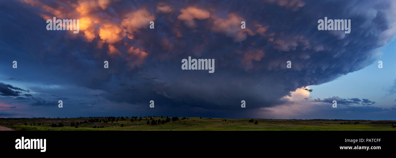 Wyoming Landschaft Panorama mit Sonnenuntergang Mammatus Wolken und ein Sommersturm Stockfoto