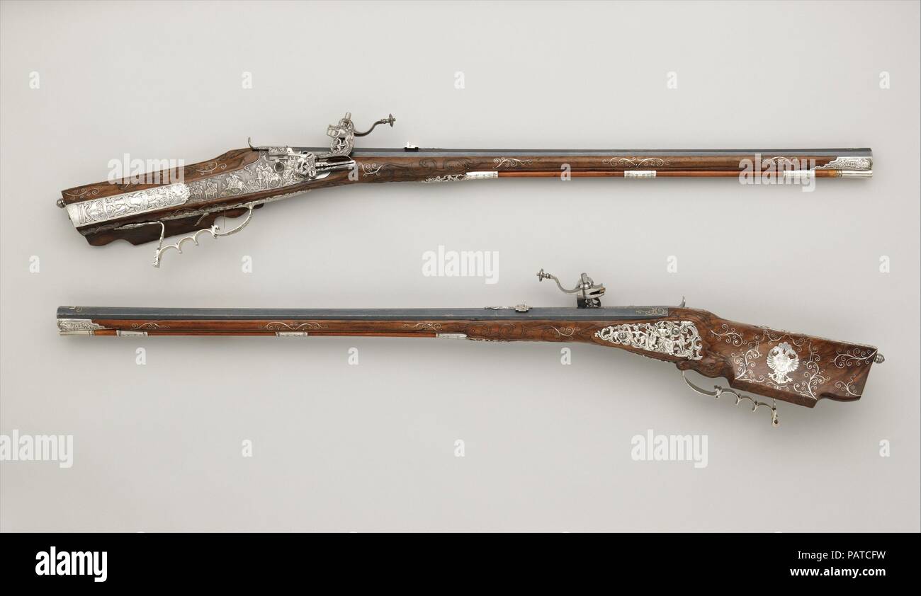 Paar Wheellock Gewehre für Kaiser Leopold I (1640-1705). Kultur: Böhmische, Prag. Abmessungen: L. von jeweils 43 3/8 in. (110,2 cm); L. von jedes Fass 32 1/16-in. (81,4 cm); Cal. Jedes .544 in. (13,8 mm); Wt. Von 50.203.1 9 lb. 4 oz. (4196 g); Wt. Von 50.203.2 9 lb. 3 oz. (4167g). Büchsenmacher: Caspar Neireiter (Böhmische, Prag, aufgezeichnet 1667-ca. 1730). Datum: Ca. 1670-80. Weil die meisten Gewehre nur eine Ladung gezündet und dann neu geladen hatte, wohlhabenden Jägern oft bestellt Sätzen mit zwei oder mehr Waffen, die ihnen erlauben würde, einen schnellen zweiten Schuß. Leopold I (1640-1705) war Römisch-Empero Stockfoto