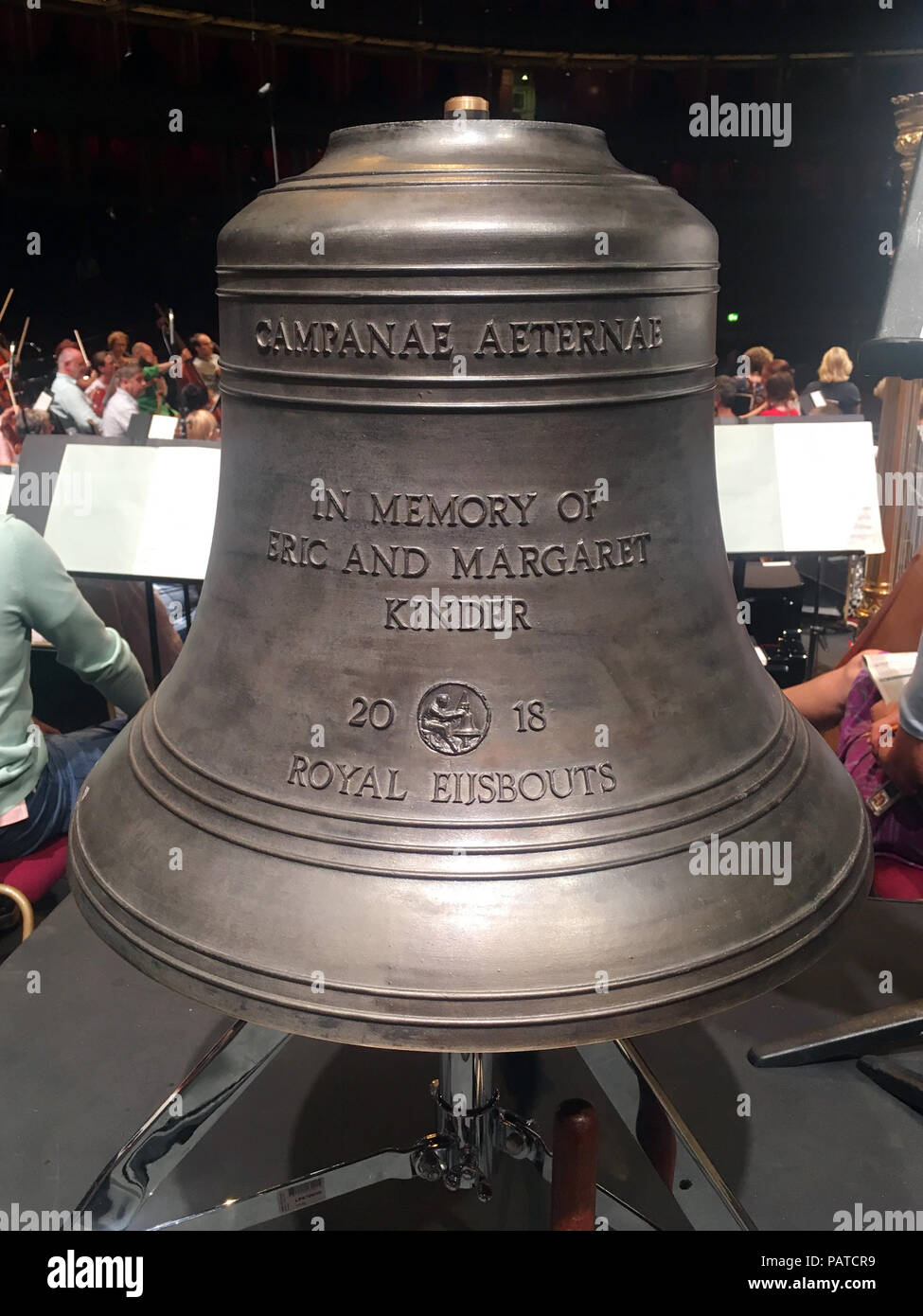 Glocke von Royal Eijsbouts Gießerei gemacht, in einem Orchester als Schlaginstrument benutzt. Stockfoto