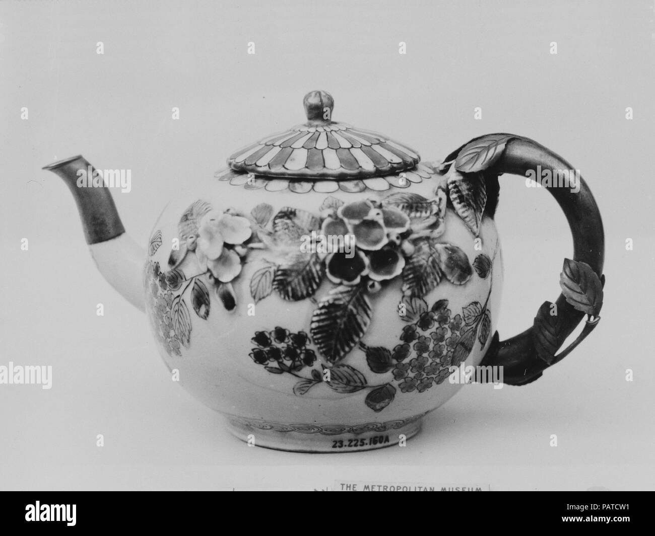 Die Teekanne und Deckel. Kultur: Japan. Abmessungen: H. (mit Deckel) 3 7/8 in. (9,8 cm); L.6 1/2 in. (16,5 cm). Datum: 1780. Museum: Metropolitan Museum of Art, New York, USA. Stockfoto