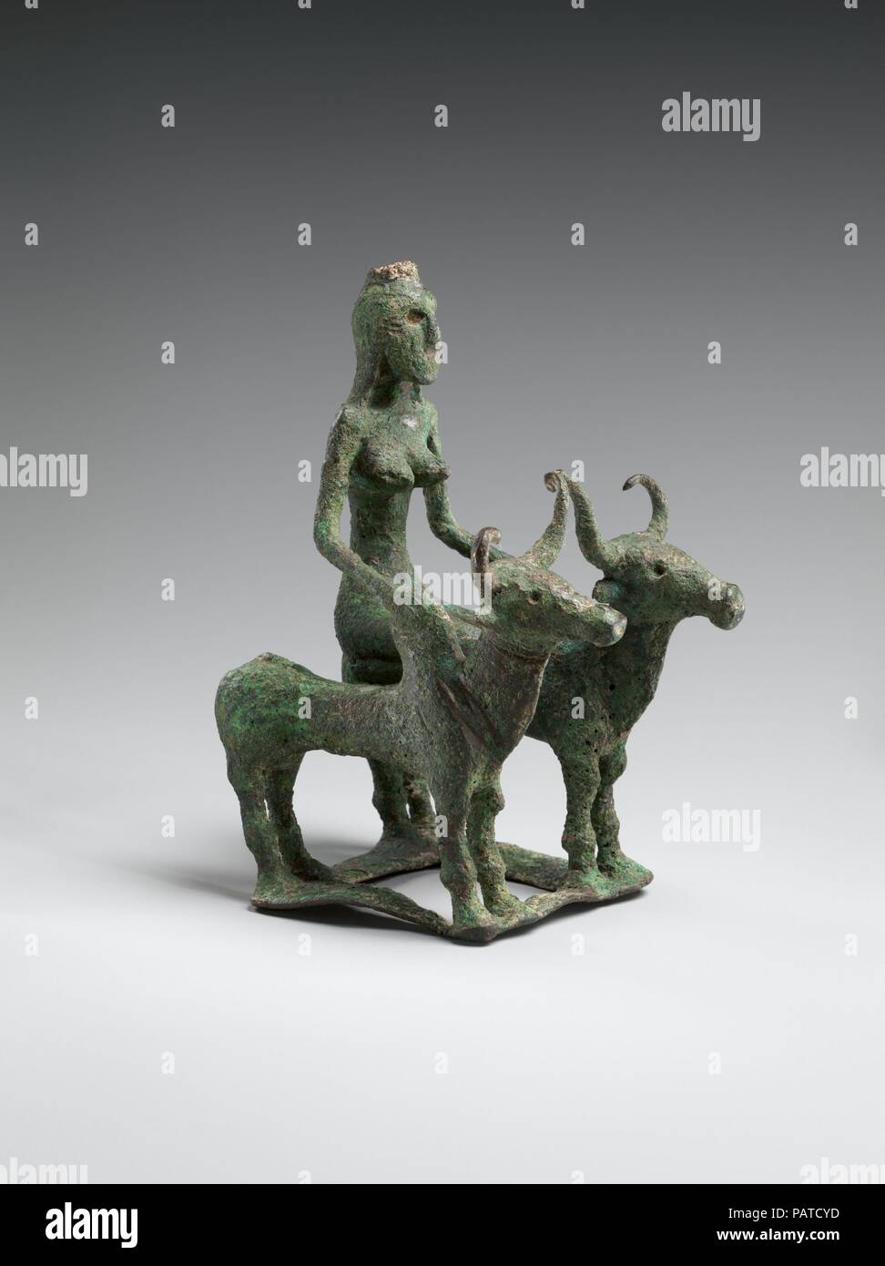 Frau Reiten zwei Brahman Bullen. Kultur: Indien (kausambi). Abmessungen: H. 5 1/2 in. (14 cm); W. 3 1/2 in. (8,9 cm); D.4 1/2 in. (11,4 cm). Datum: 2000-1750 v. Chr.. Diese bemerkenswerte Objekt ist die älteste bronze Objekt in der indischen Sammlungen des Museums und ist eine seltene Überlebende der frühen Bronze Kultur, die mit der späten Harappan Zivilisation in Nord Indien und das Industal (Pakistan) im zweiten Jahrtausend v. Chr. zwei gemeinsame verbundenen Humped ('Brahman') Stiere unterstützen eine Plattform, auf der eine Frau kniet. Ihre Hände ruhen auf Höckern, die Bullen". Das Ensemble ist auf einem rechteckigen Plattform, Stockfoto