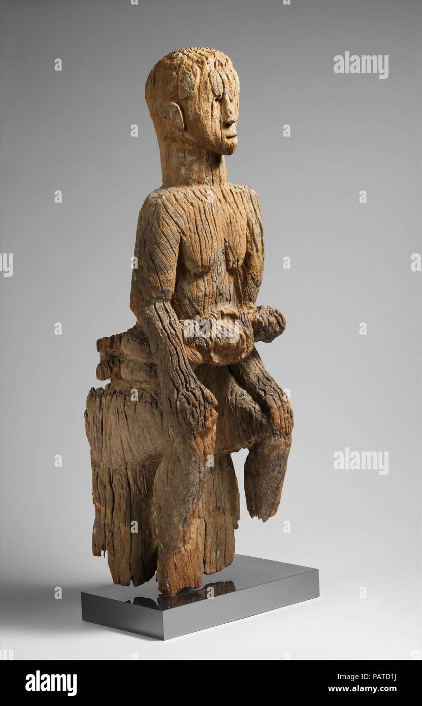 Figurative Element von zeremoniellen Drum [?]: Sitzende Frau und Kind. Kultur: mbembe Völker. Abmessungen: H 42 cm x W 13 x 9 1/2 in. (108 × 33 × 24,1 cm). Datum: 15. bis 17. Jahrhundert. Diese spektrale Relikt einer Mutterschaft Abbildung war Hunderte von Jahren durch ein mbembe Artist am Zusammenfluss der beiden größten bildhauerischen Traditionen - die in Kamerun und Nigeria arbeiten geschnitzt. Es ist einer von nur einem Dutzend ähnliche Werke, die schon im 17. Jahrhundert bilden sie die ältesten Holzskulpturen zu Südlich des westlichen Sudan überlebt haben erstellt worden sein kann. Jede dieser Figuren war original Stockfoto