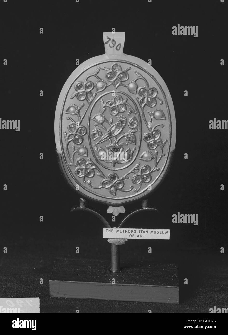 Jeweled Anhänger. Kultur: Indien. Abmessungen: H. 2 1/2 in. (6,4 cm); W. 1 5/8 in. (4,1 cm); D. 3/16 in. (0,5 cm). Datum: 19. Museum: Metropolitan Museum of Art, New York, USA. Stockfoto