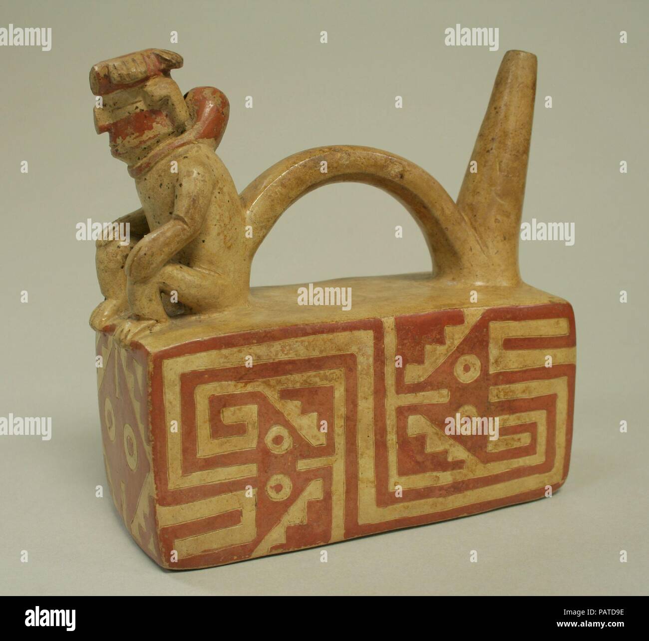 Brücke und Ausguss Flasche mit Abbildung auf Thron. Kultur: Viru. Abmessungen: Höhe 6-1/8-in.. Datum: 2. Museum: Metropolitan Museum of Art, New York, USA. Stockfoto
