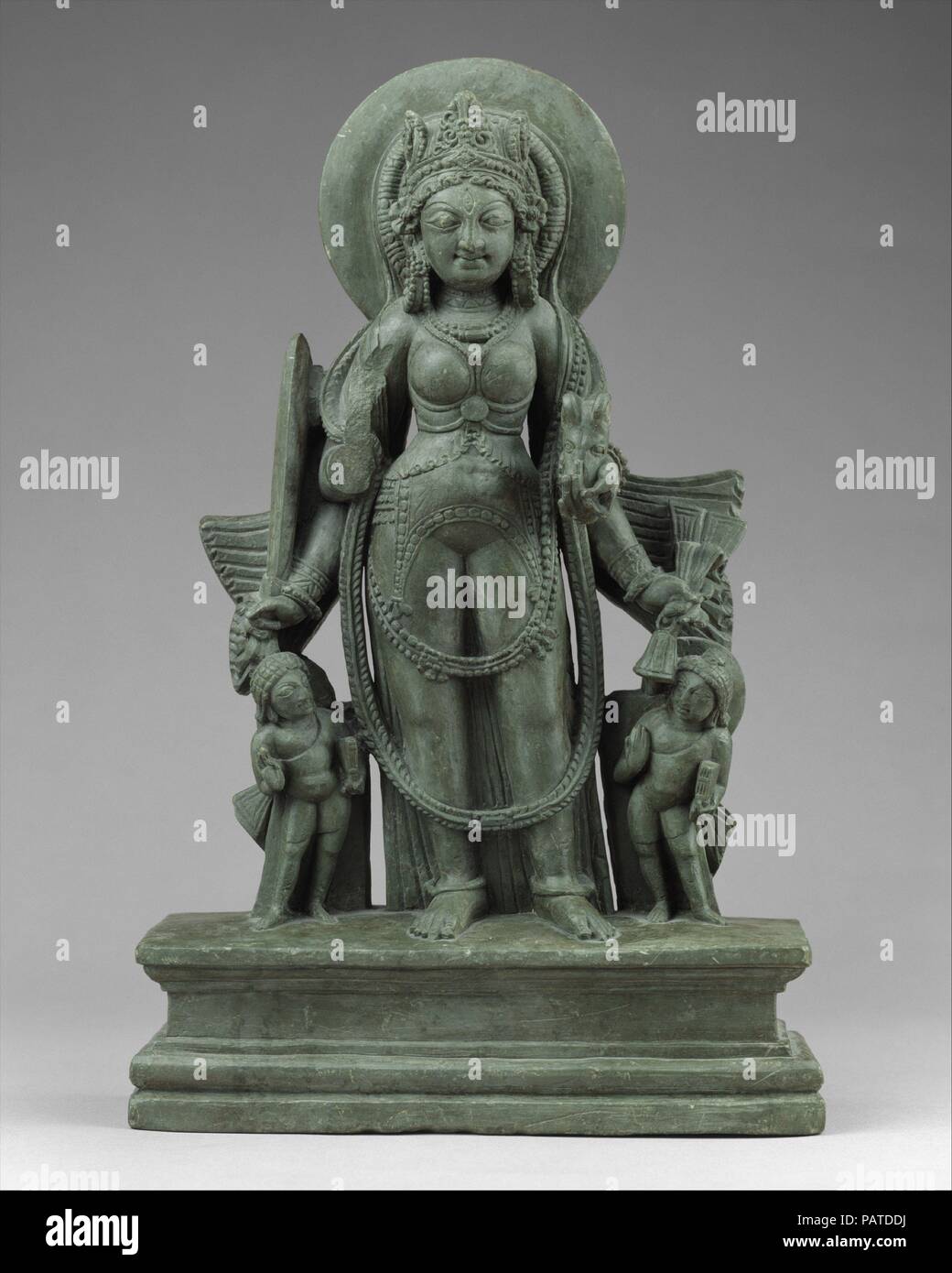 Four-Armed Göttin, möglicherweise Sarada. Kultur: Indien (Jammu und  Kashmir, alte Königreich von Kaschmir). Abmessungen: H.12 cm. (31,4 cm); W.  7 7/8 in. (20 cm); D.3. 7,6 cm (3 Zoll). Datum: Ende 9.
