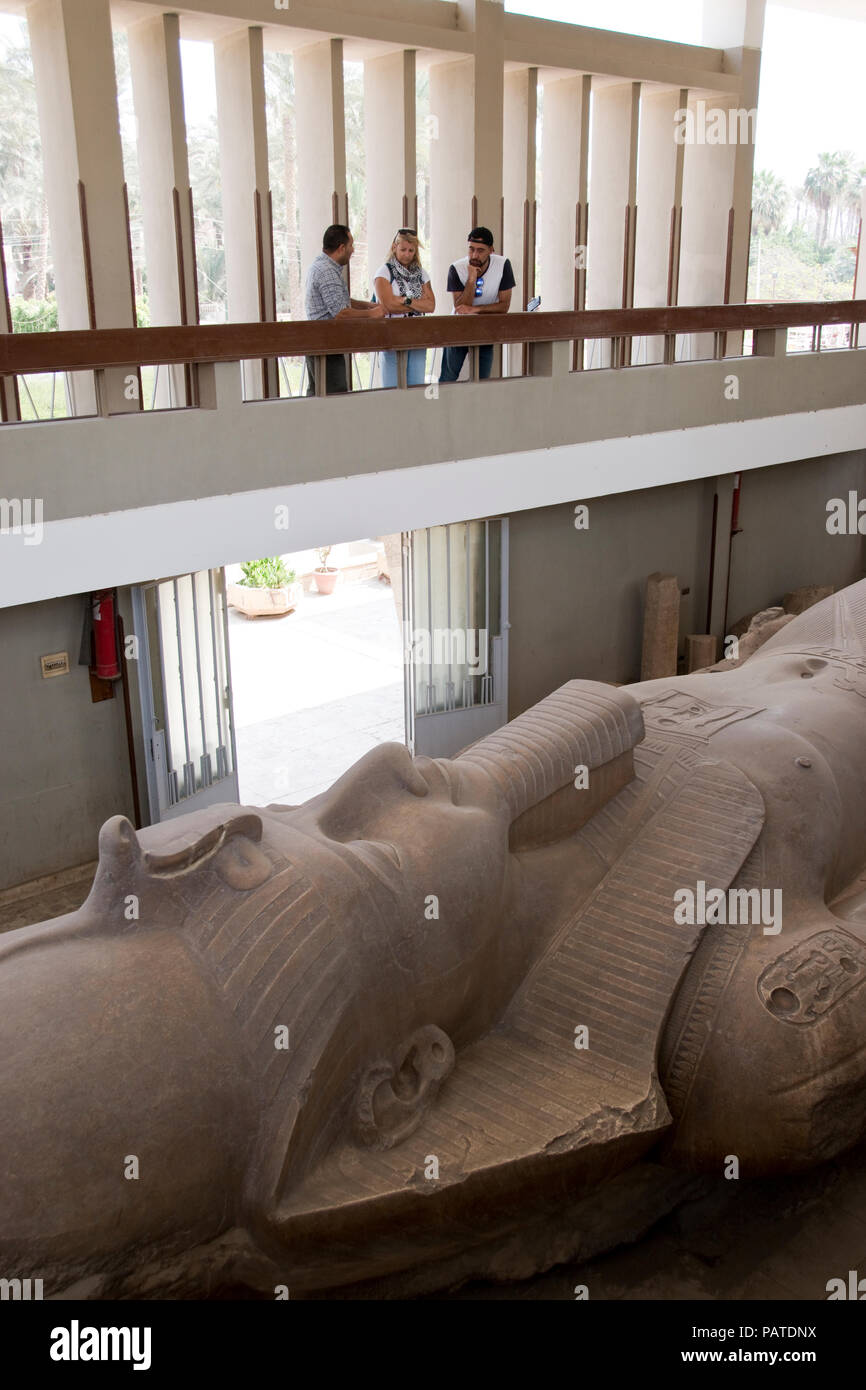 Riesige Statue von Pharao Ramses der Große, die im Tempel des Ptah im antiken Memphis stand, in der Nähe des heutigen mit Rahina, Ägypten. Stockfoto