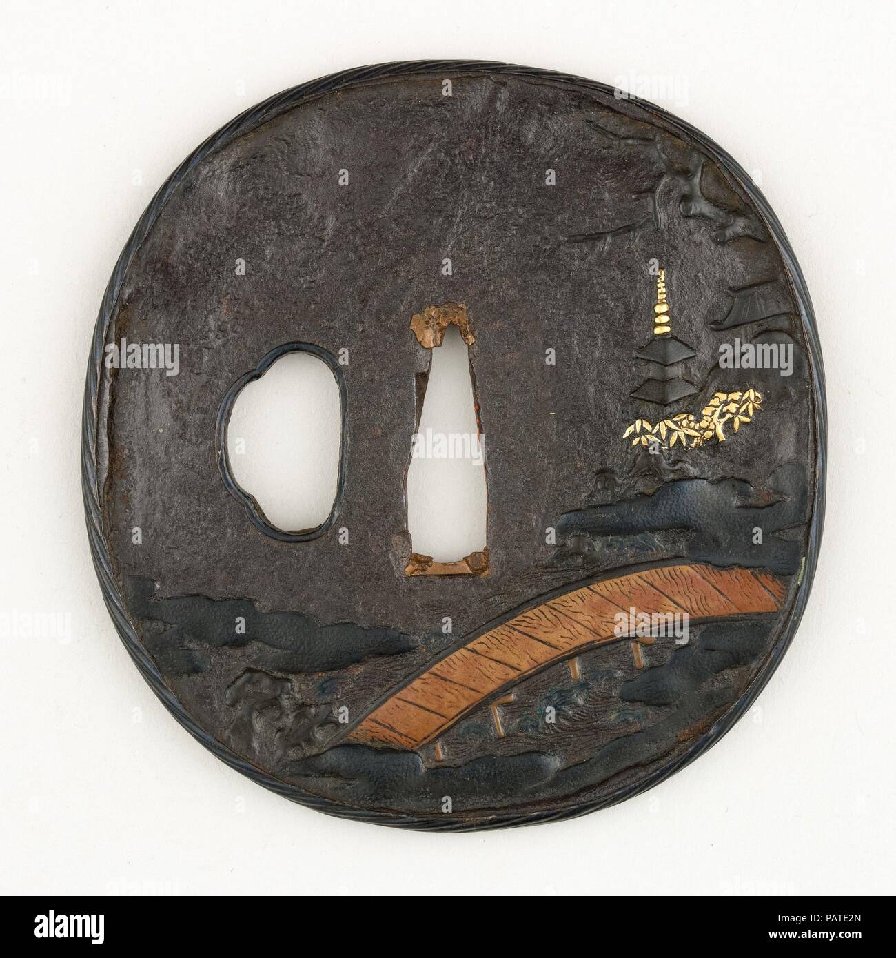 Schwert Guard (Tsuba). Kultur: Japanisch. Abmessungen: H. 3 1/16-in. (7,8 cm); W. 2 15/16 in. (7,5 cm). Datum: 17. Museum: Metropolitan Museum of Art, New York, USA. Stockfoto