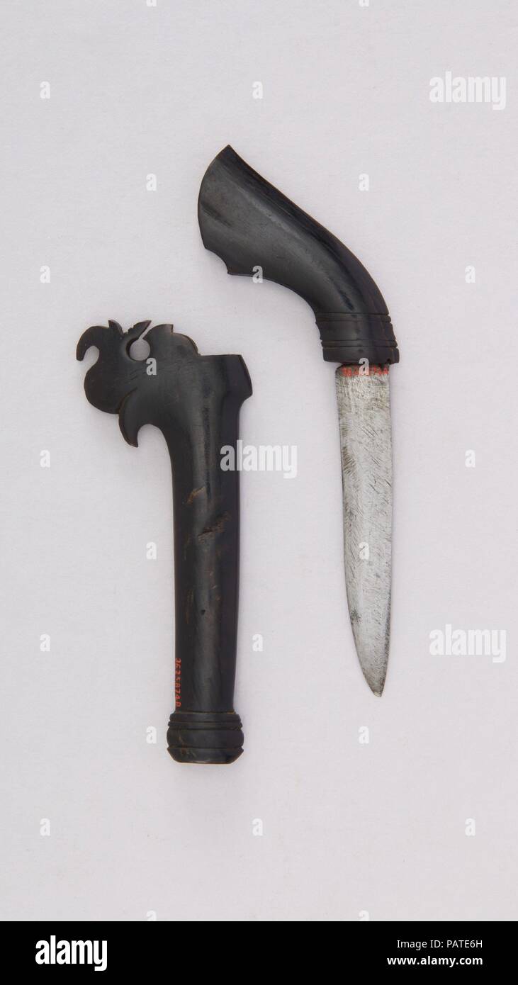 Messer mit Scheide. Kultur: Indonesisch, Sulawesi (möglicherweise der Philippinen). Abmessungen: L. mit Scheide 6 1/4 in. (15,9 cm); L.ohne Ummantelung 5 1/2 in. (14 cm); W. 1 3/4 in. (4,5 cm); Wt. 0,8 oz. (22.7 g); Gew. der Ummantelung 0,5 oz. (14,2 g). Datum: 18. bis 19. Jahrhundert. Museum: Metropolitan Museum of Art, New York, USA. Stockfoto