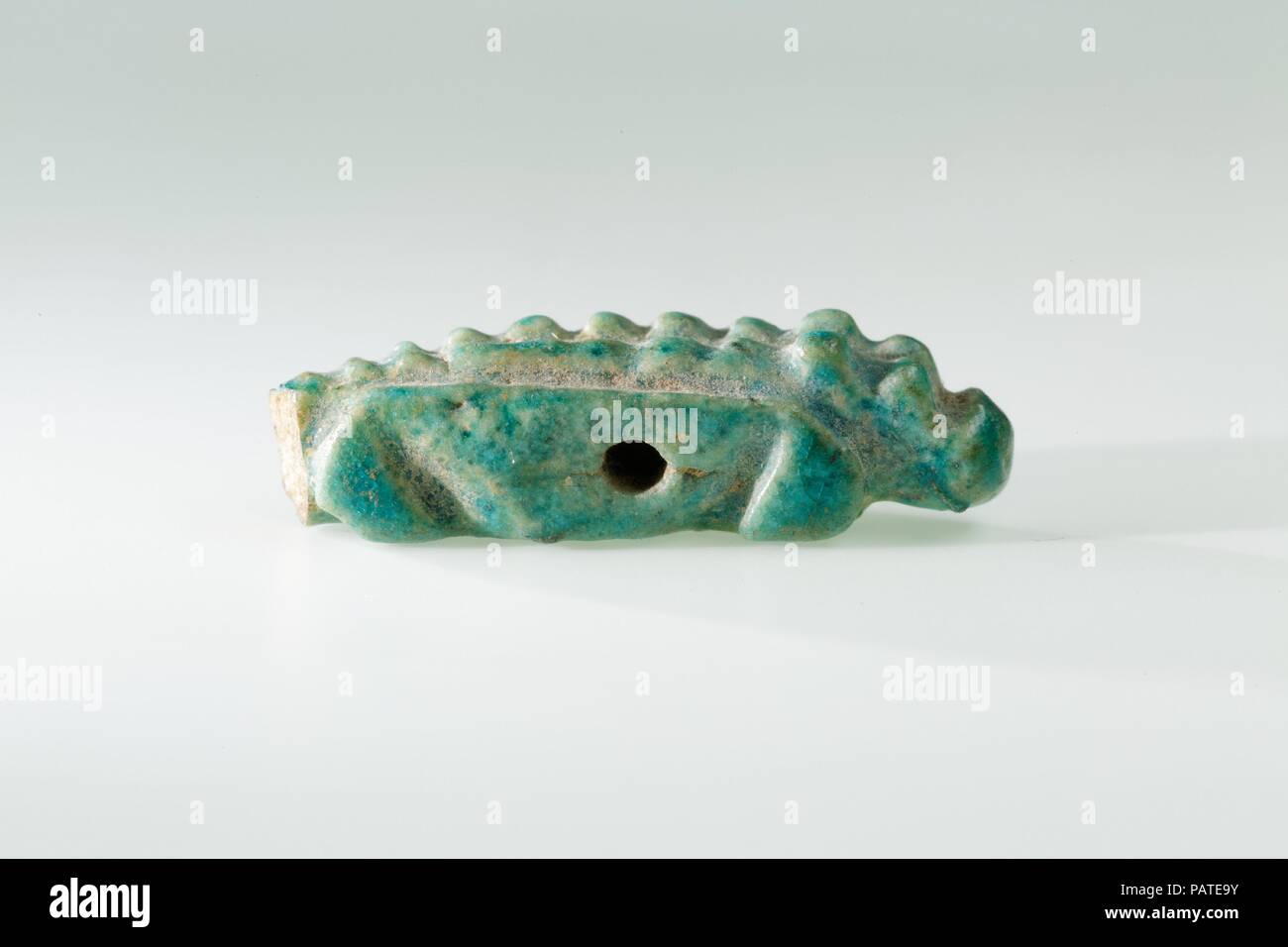 Krokodil Amulett. Abmessungen: L 2,4 cm (15/16 in.); W. 0,8 cm (5/16 in.); H 0,7 cm (1/4 in.). Dynastie: Dynasty 19-20. Datum: Ca. 1295-1070 v. Chr.. Museum: Metropolitan Museum of Art, New York, USA. Stockfoto
