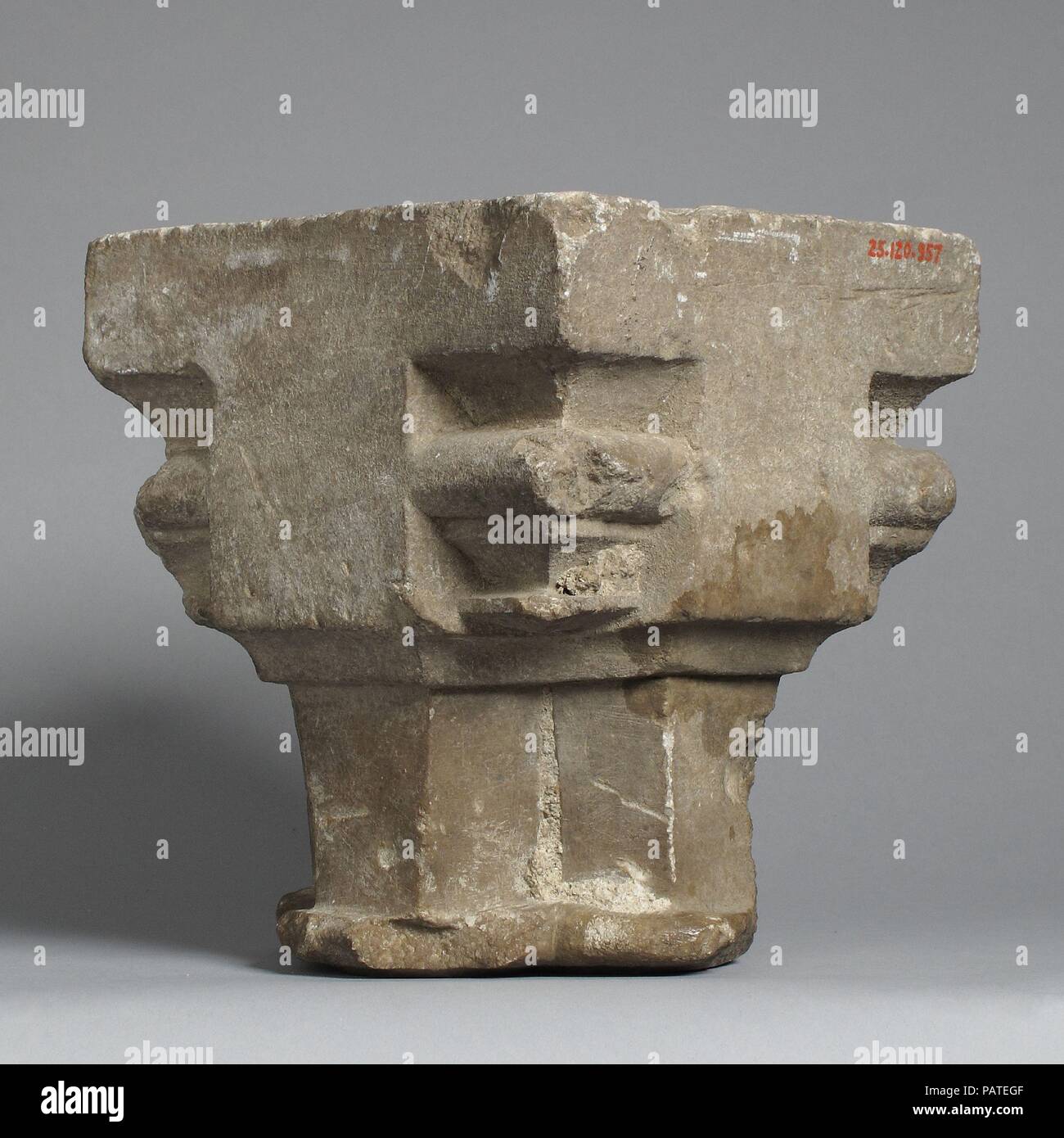 Hauptstadt. Kultur: Französisch. Maße: Gesamt: 7 x 6 1/2 in. (17,8 x 16,5 cm). Datum: 14. Museum: Metropolitan Museum of Art, New York, USA. Stockfoto