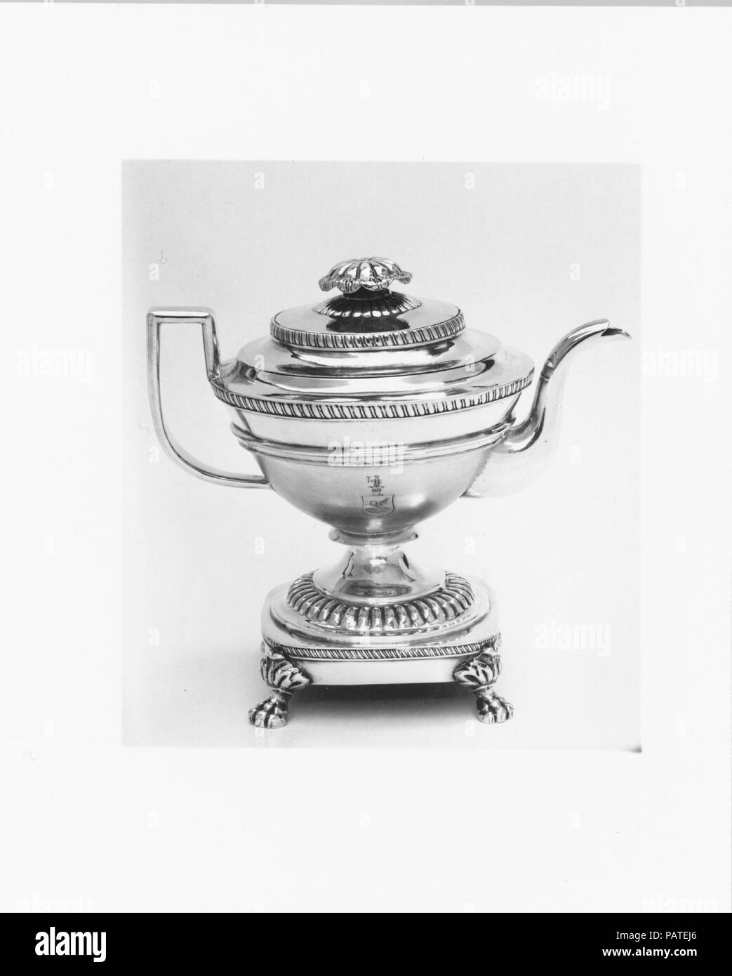 Teekanne. Kultur: American. Abmessungen: Insgesamt: 6 3/8 x 6 15/16 x 4 5/8 in. (16,2 x 17,6 x 11,7 cm); 16 oz. 7 dwt. (508.8 g) Abdeckung: Diam. 3 11/16 in. (9,4 cm) Korpus: H. 5 3/4 in. (14,6 cm); 13 oz. 11 dwt. (422.1 g). Schöpfer: William B. Heyer (aktive Ca. 1807-22). Datum: 1810-20. Museum: Metropolitan Museum of Art, New York, USA. Stockfoto