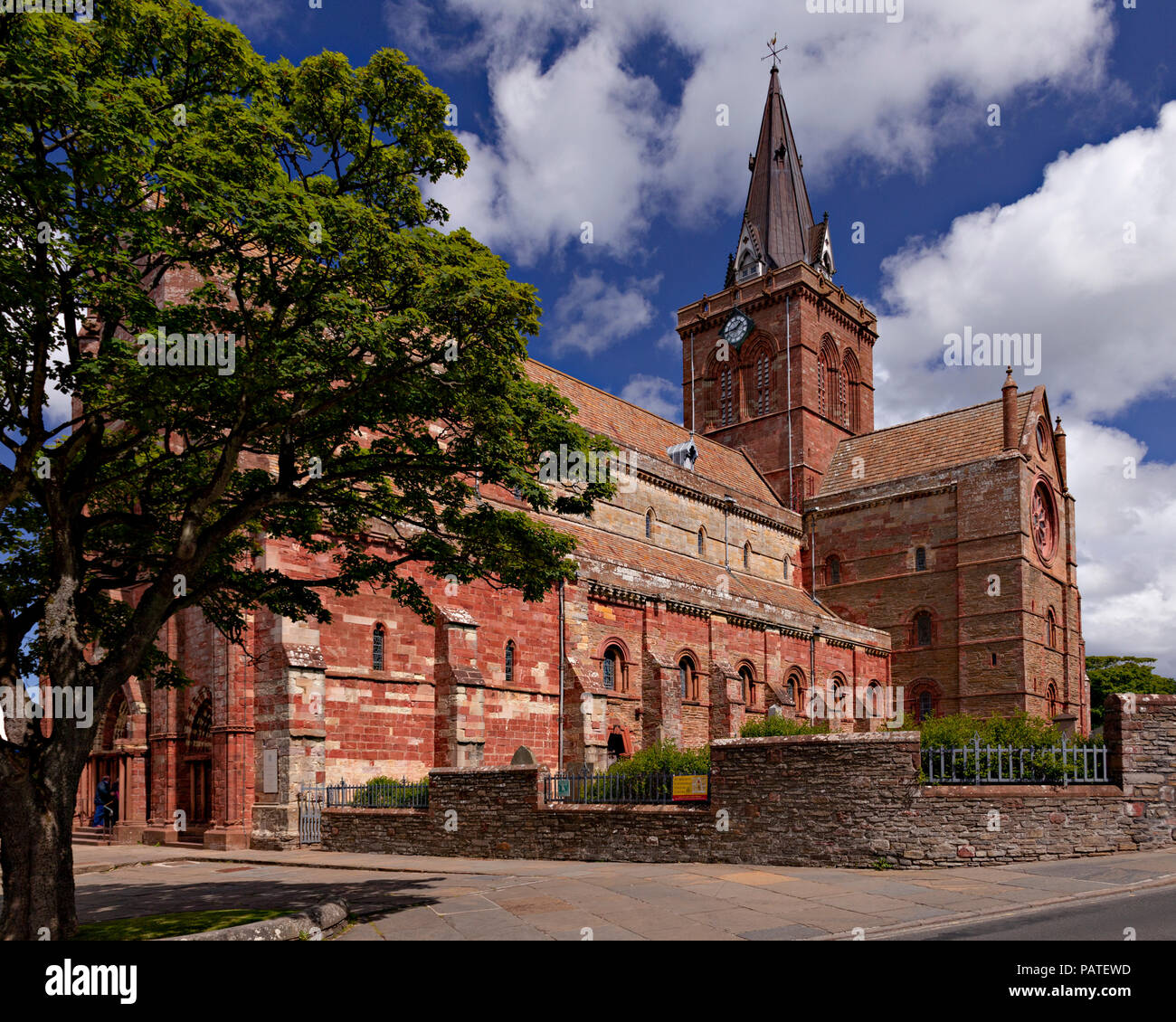 St Magnus Kathedrale, Kirkwall, Orkney, Schottland an einem sonnigen Tag Stockfoto