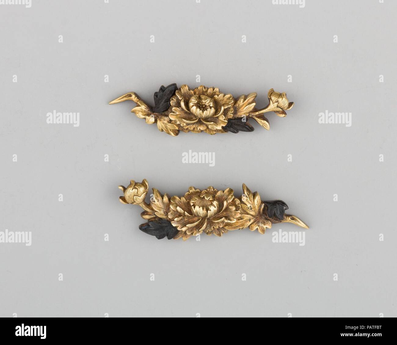 Paar Sword-Grip Ornamente (menuki). Kultur: Japanisch. Abmessungen: L. von jeweils 1 1/2 in. (3,8 cm); Wt. Jedes 0,3 oz. (8,5 g). Datum: 18. Museum: Metropolitan Museum of Art, New York, USA. Stockfoto
