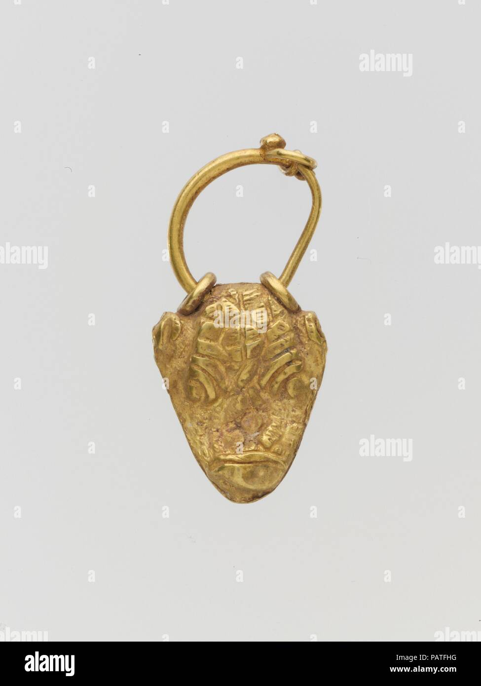 Gold Anhänger in der Form des Kopfes ein Stier. Kultur: Zypriotische ...