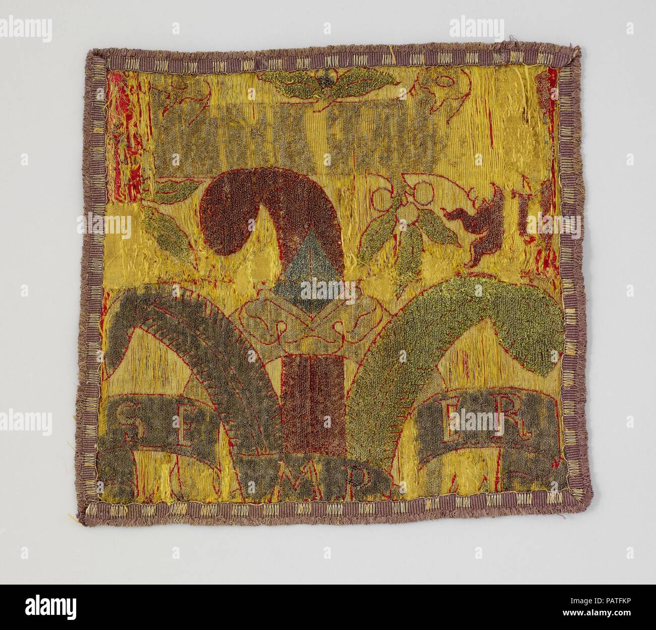 Fragmente einer Textil mit Medici Embleme. Kultur: Italienisch, wahrscheinlich Florenz. Abmessungen: Insgesamt: 13 1/2 x 12 5/8 in. (34,3 x 32,1 cm); einschließlich Nebenleistungen; größte Abmessung in Richtung der Kette. Datum: Ca. 1492. Dieses Fragment ist das ein spektakuläres Beispiel die Kunst ein Roter Satin Stoff, nur sichtbar in der Übersicht, aus der die Auslegung, die als Grundlage für ein üppiges Muster aus glitzernden Metall Gewinde verwendet. Gold und Silber Metall Streifen wurden um farbige Seidenfäden gewickelt Die flexible Threads, die dann in einen Haufen loops verwoben wurden zu erstellen. Dies ist nicht Technica Stockfoto
