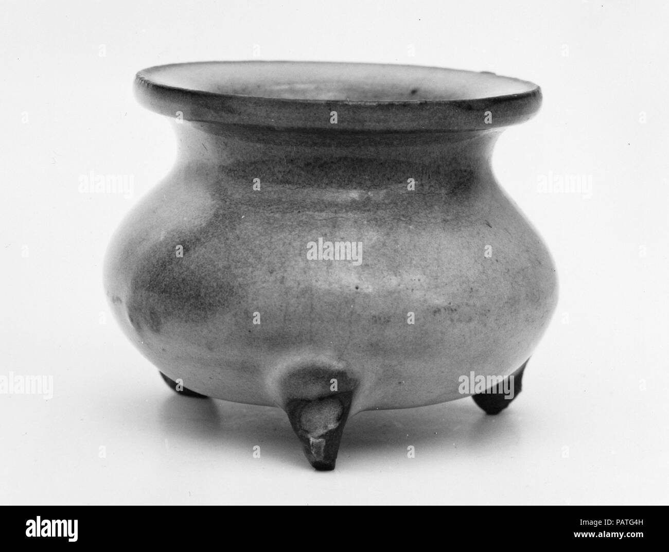 Miniatur Stativ Räuchergefäß. Kultur: China. Abmessungen: H.2 5/16 in. (5,9 cm); Durchm. 2 11/16 in. (6,8 cm). Museum: Metropolitan Museum of Art, New York, USA. Stockfoto