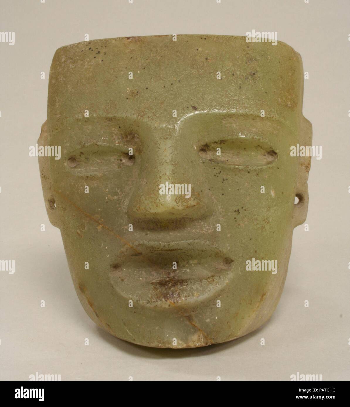 Maske. Kultur: Teotihuacan. Abmessungen: Insgesamt: 5 1/4 x 4 3/4 in. (13.34 x 12.07 cm) Andere: 4 3/4 in. (12,07 cm). Datum: 4.-8. Jh.. Es gab keine Tradition der Portraitmalerei in der großen zentralen Mexiko City von Teotihuacan, aber Masken mit der Darstellung der menschlichen Gesicht sind reichlich in der Style mit dem Standort verknüpft. Mit seinen geometrisch erzeugt horizontale Braue, dreieckige Nase, und ovale Augen und Mund, diese Maske zeigt die idealisierte Gesichtsform, die als Symbol zu funktionieren scheint, ähnlich wie bei anderen standardisierten Motive in der Kunst von Teotihuacan vorhanden. Die Vertiefungen der Augen und der Mund s Stockfoto