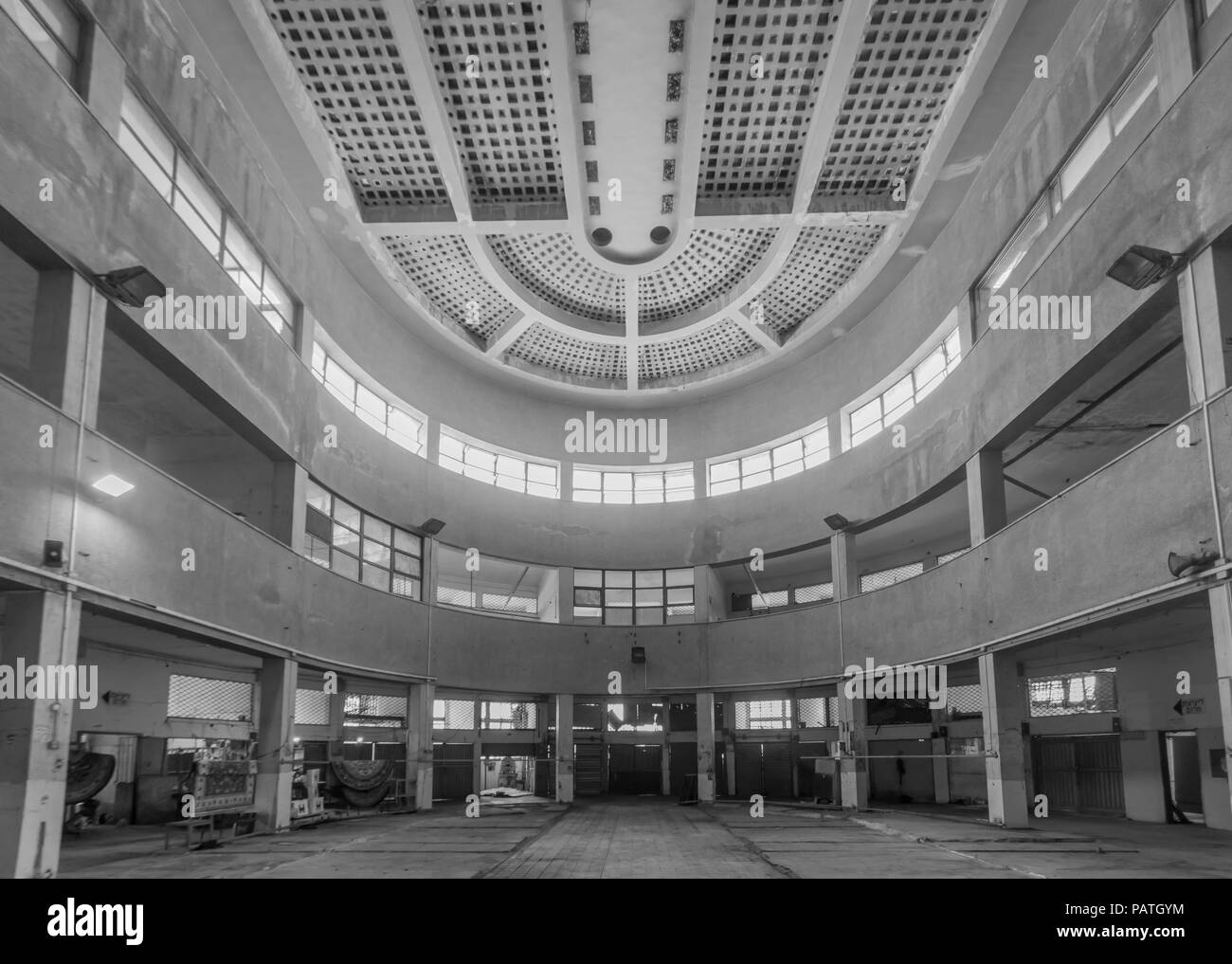 HAIFA, Israel - 20. JULI 2018: Innenansicht des historischen Talpiot markt Gebäude, in internationalen (Bauhaus) Stil erbaut, in Hadar HaCarmel neighb Stockfoto