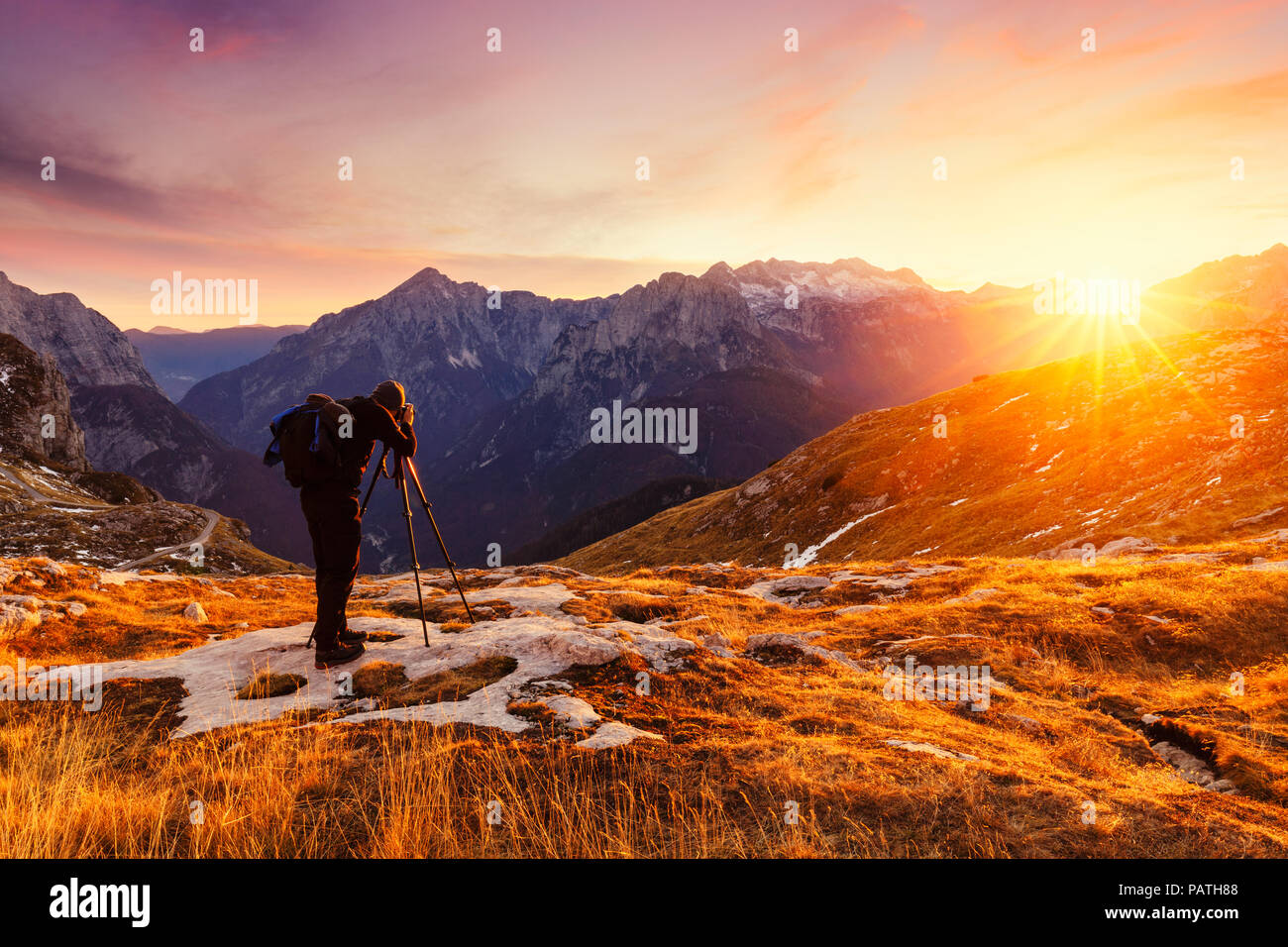 Natur Fotograf Fotografieren in den Julischen Alpen Berge, in der Nähe von mangart Spitze in ganz Italien. Stockfoto