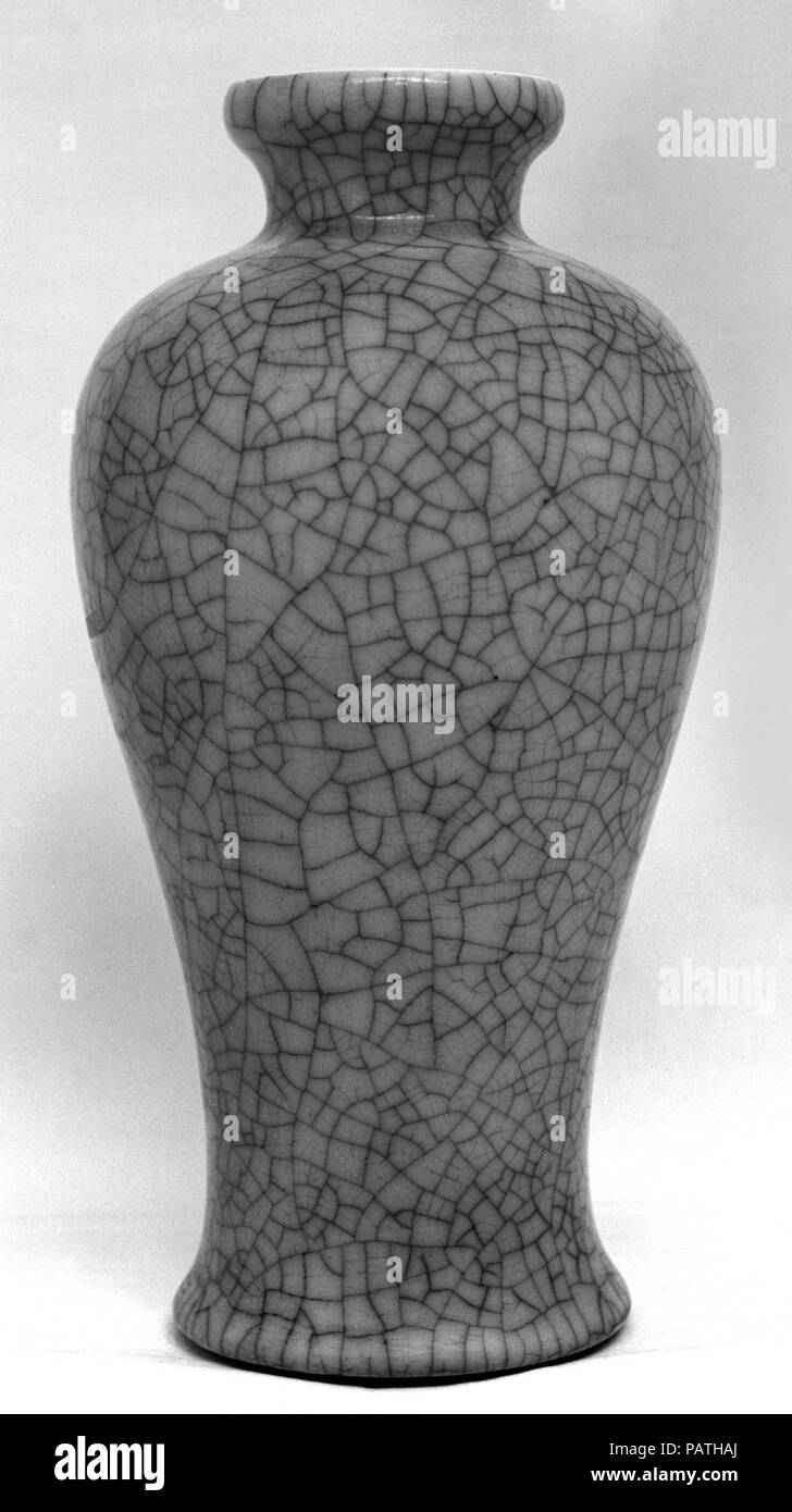 Vase. Kultur: China. Abmessungen: H. 8 1/2 in. (21,6 cm). Museum: Metropolitan Museum of Art, New York, USA. Stockfoto