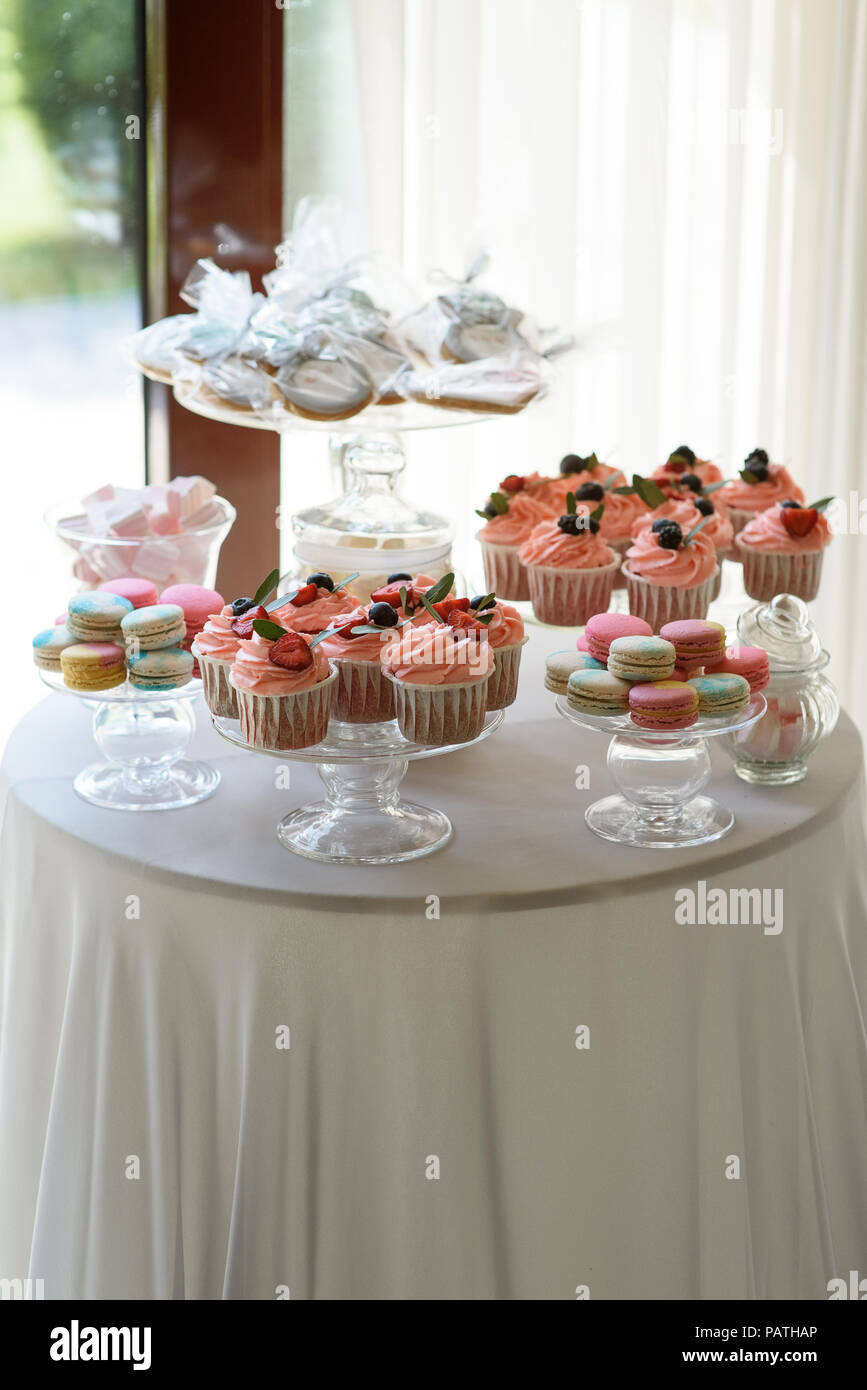 Eine Tabelle Mit Sussigkeiten Schone Candy Bar Stockfotografie Alamy