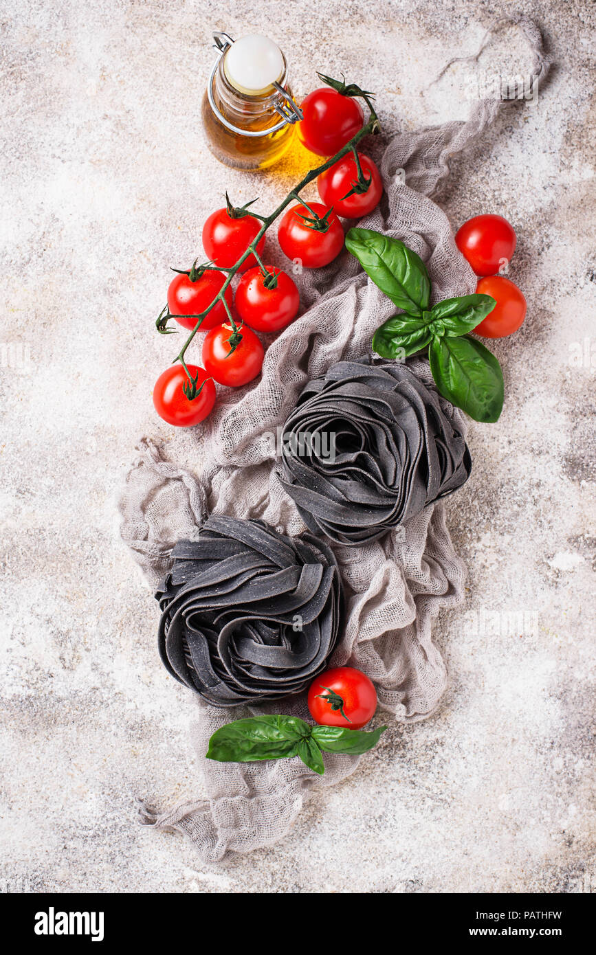Schwarz Teigwaren mit Tomaten und Basilikum Stockfoto