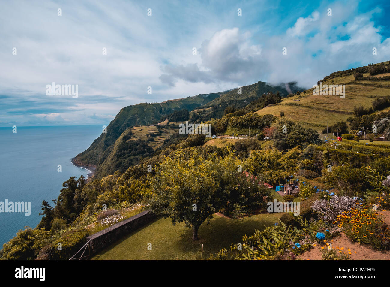 Ponta do Sossego ist ein viepoint in Nordeste auf der Insel Sao Miguel, Azoren befindet. Der süd-östlichen Küste ist wunderschön mit dramatischen Landschaft. Stockfoto