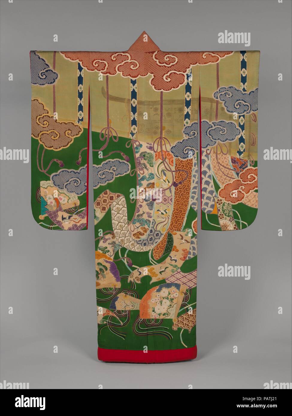 Über Robe (Uchikake) mit Design von Bambus Vorhang Jalousien, Leinwände, dekorative Ventilatoren und Auspicous Motive. Kultur: Japan. Maße: Gesamt: 76 x 51 in. (193 x 129,5 cm). Datum: Ca. 1920 s-30 s. Die stilisierte Wolken, Bambus Jalousien (MISU), minutiös gestalteten Vorhang Bildschirme (kicho), und kunstvolle Fans geschmückt mit bunten Zeichenfolgen (Hiogi) erinnern an das goldene Zeitalter der Heian-zeit (794-1185). Diese Art der dekorativen Muster in Mode in der zweiten Hälfte der Edo-Zeit (1615-1868) unter den Wohlhabenden chonin Damen. Es fuhr in veränderter Form in die frühen twentie populär zu werden. Stockfoto