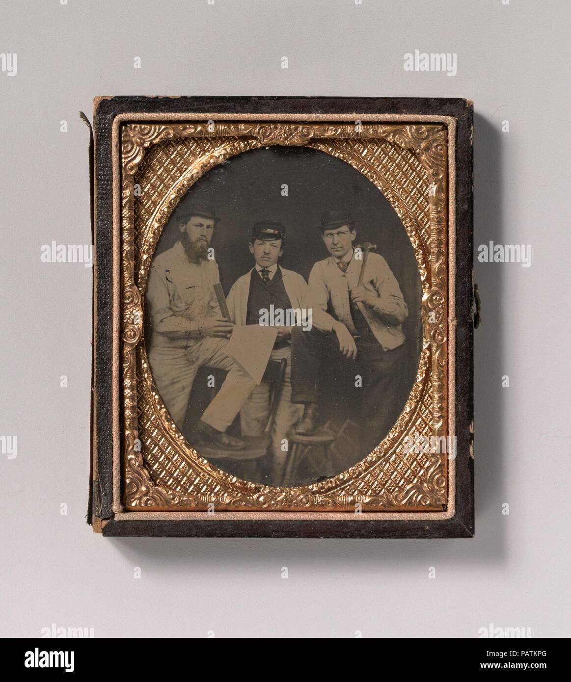 [Drei Zimmerleute, stehend, mit einem Lineal, Hammer, und Blatt Papier]. Artist: Unbekannt (Amerikanischen). Abmessungen: Bild: 7,3 x 6 cm (2 7/8 x 2 3/8 in.) Platte: 8,3 x 7 cm (3 1/4 x 2 3/4 in.) Gehäuse: 1 x 9,4 8,1 cm (3/8 x 3 3/16 x 11/16 x 3 in.). Datum: 1850s - 1860s. Museum: Metropolitan Museum of Art, New York, USA. Stockfoto