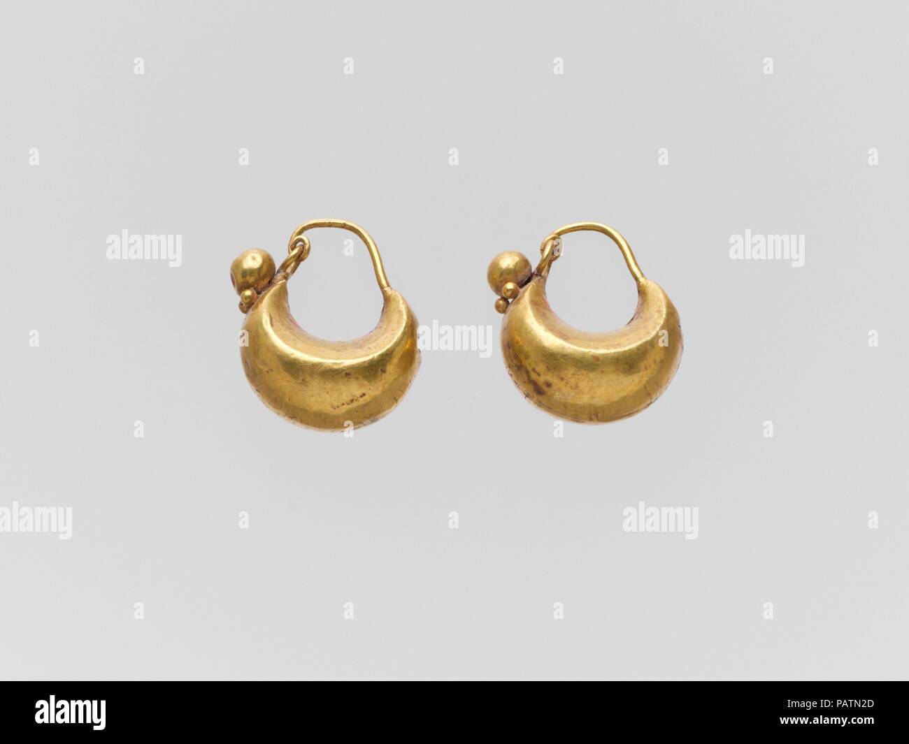 Paar gold Boot-förmigen Ohrringe. Kultur: Roman. Abmessungen: Andere: 7/8 in. (2.2 cm). Datum: 1.-2. Jh. N.CHR.. Boot-förmigen Ohrringe mit drei Kugeln an der Befestigung angebracht. Museum: Metropolitan Museum of Art, New York, USA. Stockfoto