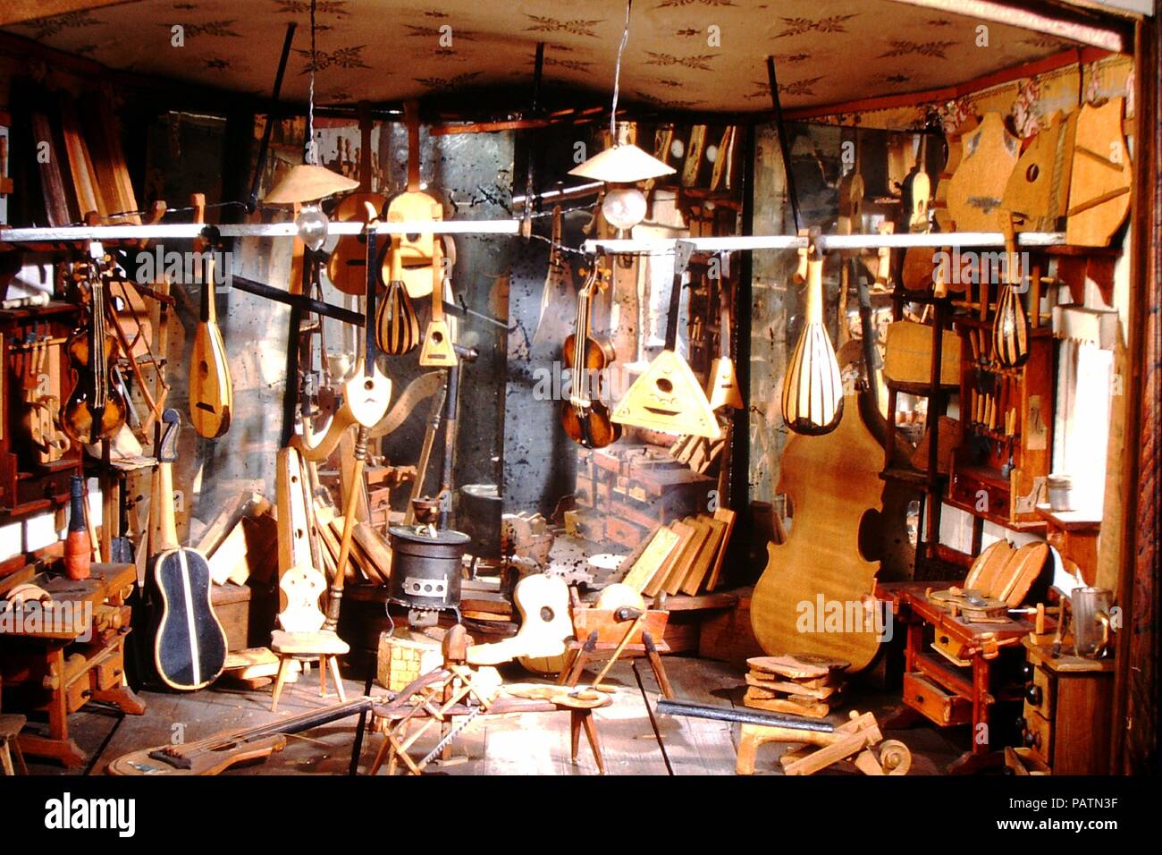 Luthier's Werkstatt Modell. Kultur: Tschechisch. Abmessungen: 61 x 55,9 x 48,3 cm (24 x 22 x 19 in.). Datum: Ca. 1830. Museum: Metropolitan Museum of Art, New York, USA. Stockfoto