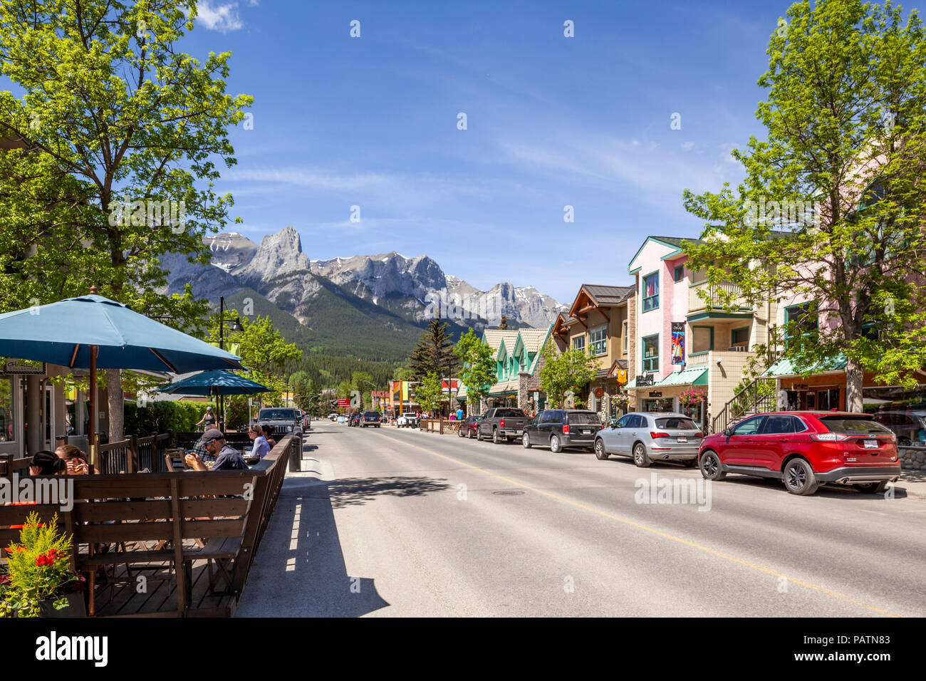 Die Stadt Canmore am westlichen Rand der Rocky Mountains, Alberta, Kanada Stockfoto